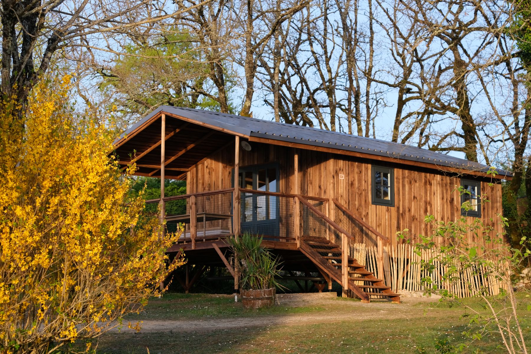 Cabane Etosha — Cabane sur pilotis avec spa à Lot à Caniac-du-Causse — espace de vie