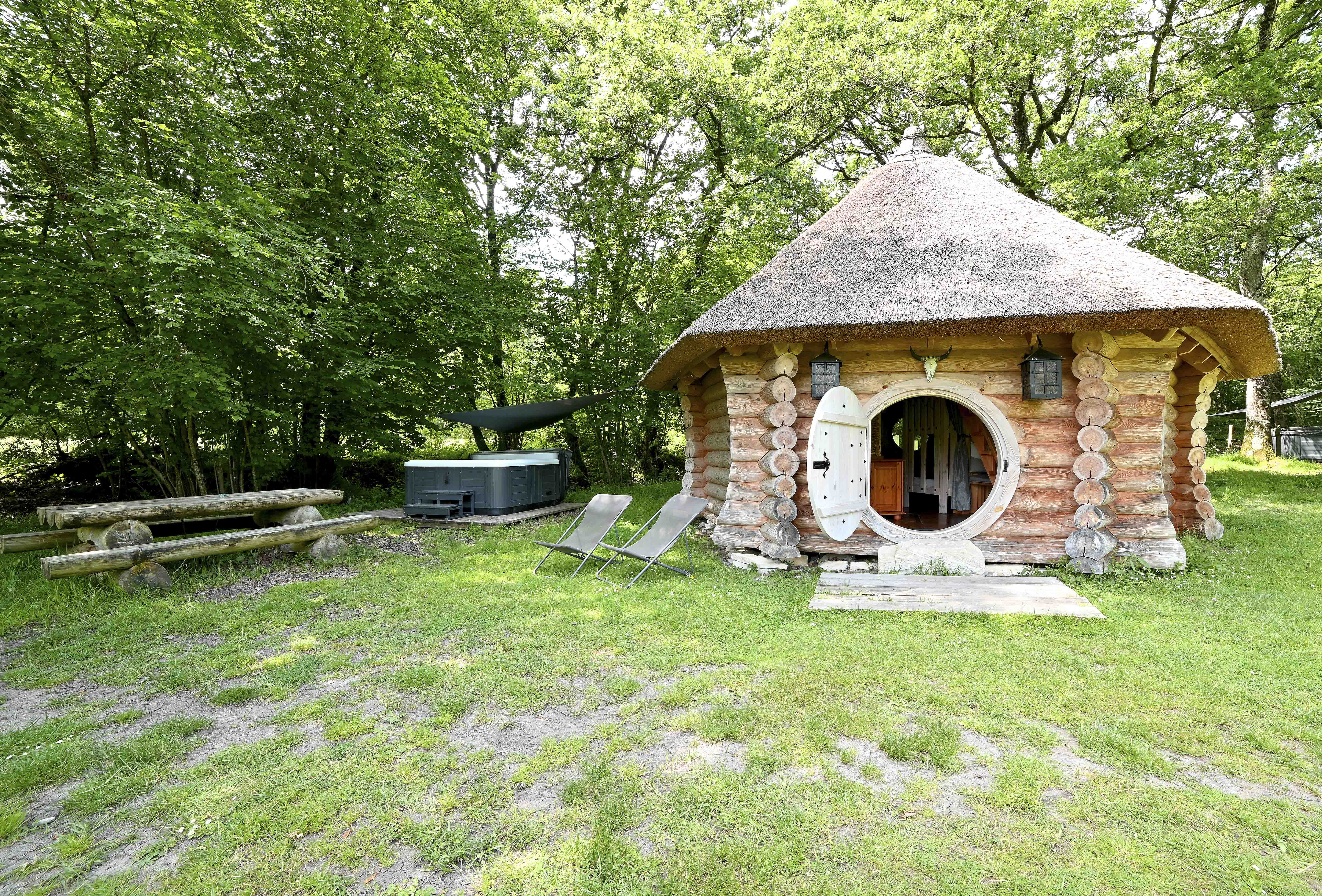 Évasion dans la cabane Spa Haldjas : un refuge de trappeur en Centre-Val de Loire à Descartes — vue intérieure