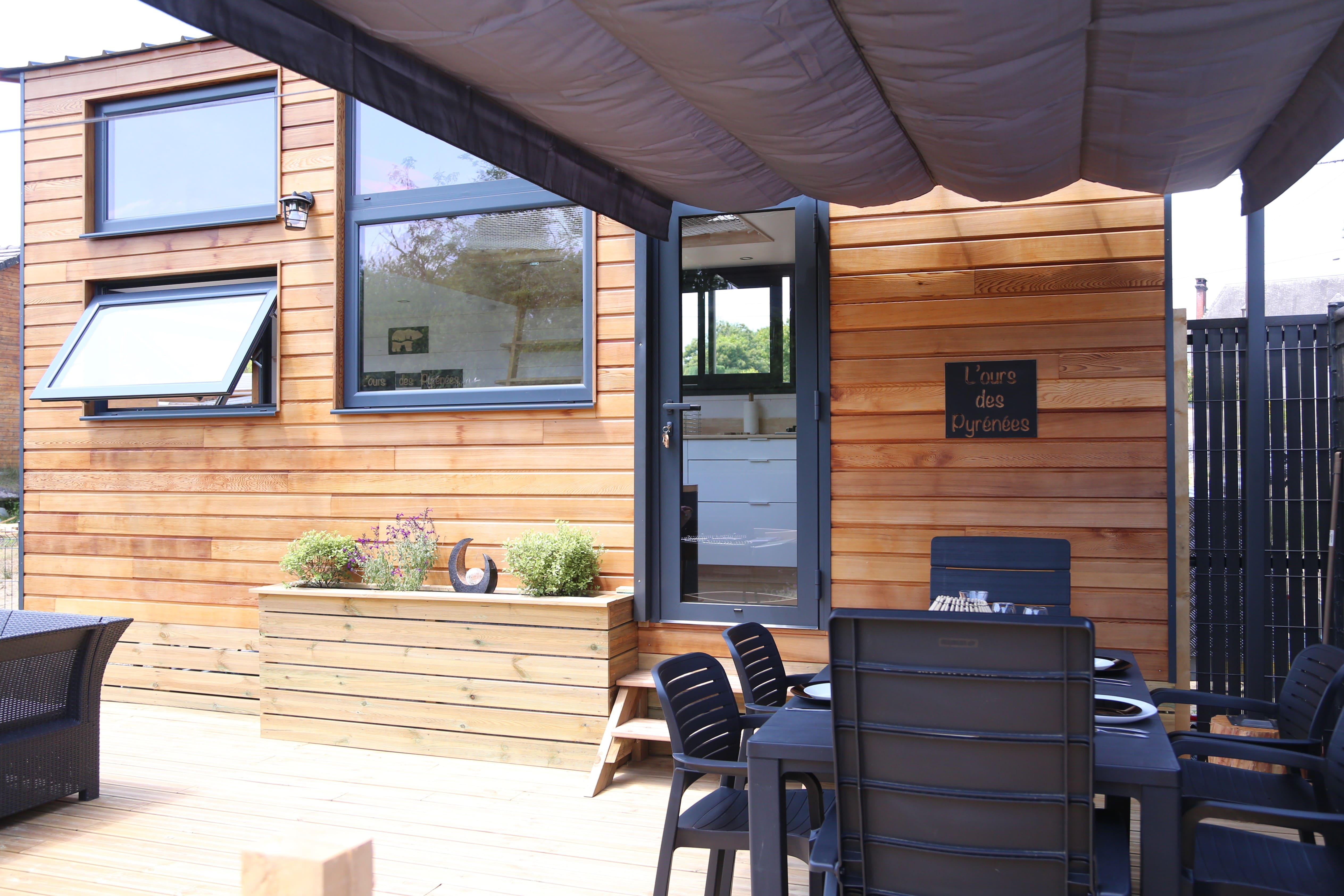 Tiny-House L'ours des Pyrénées — Séjour bien-être avec bain nordique à Hautes-Pyrénées à Tarbes — espace de vie