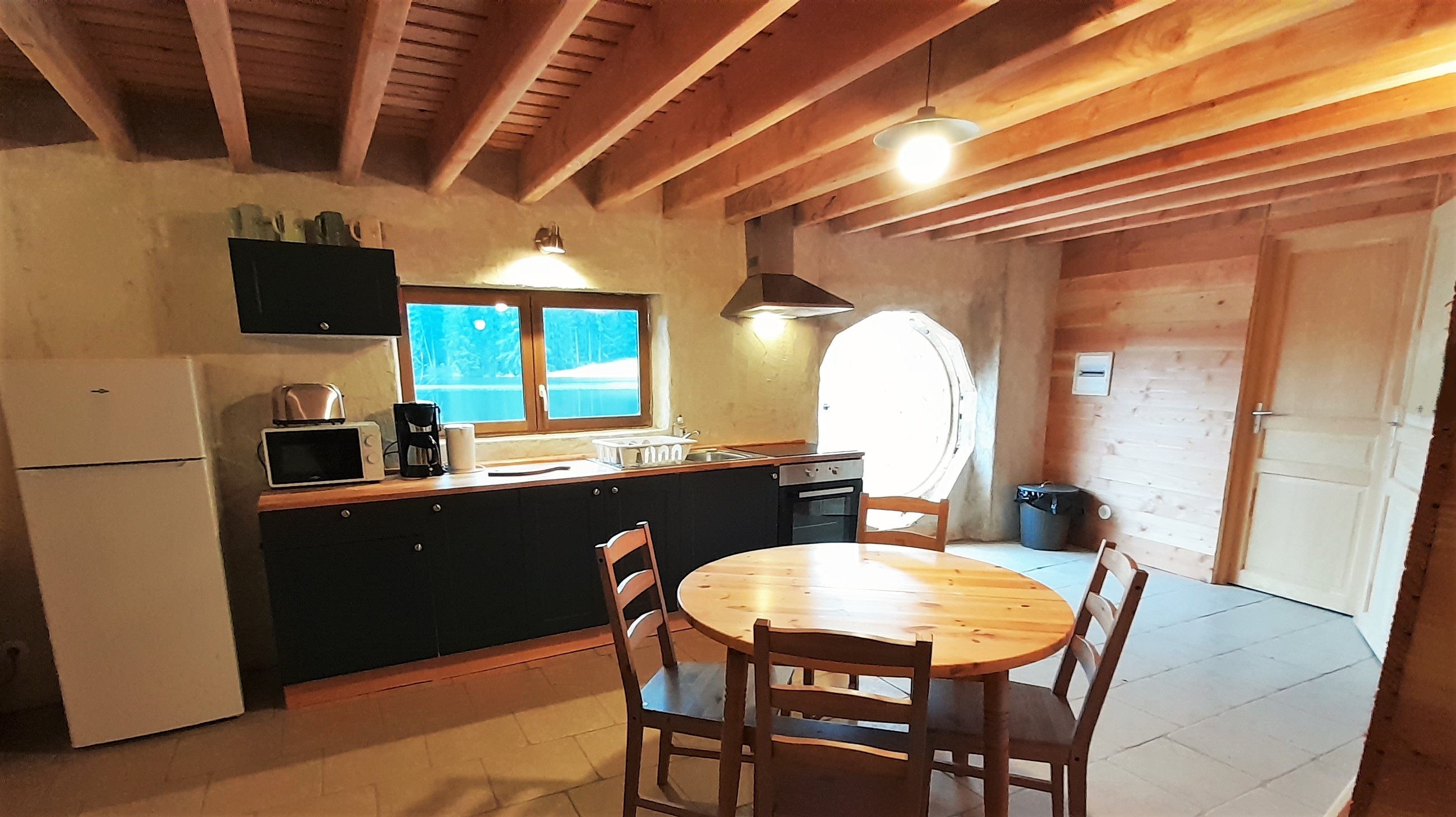 Échappez-vous dans une maison de hobbit au bord d'un lac à Condat-En-Combraille — espace de vie