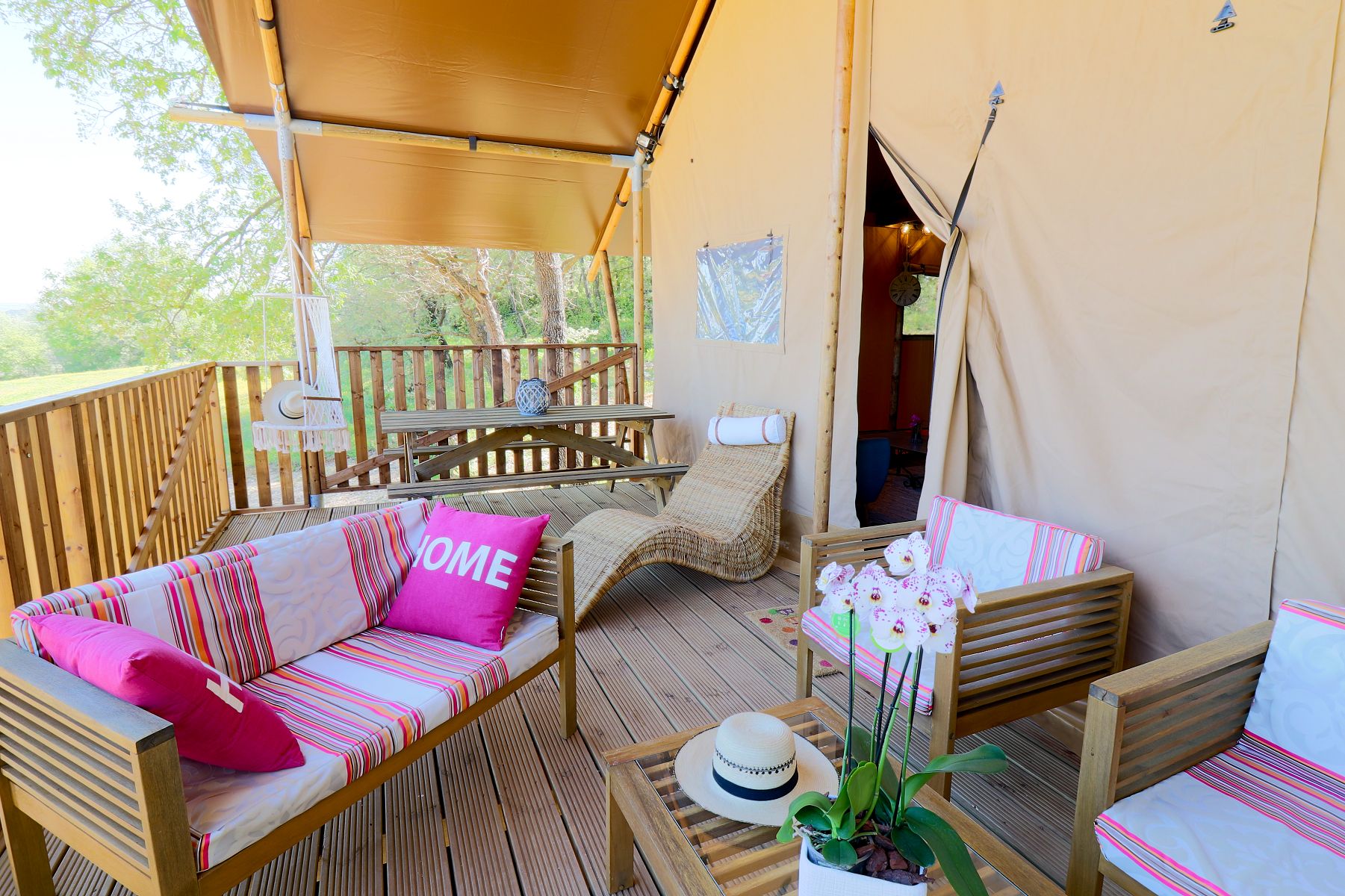 Tente Lodge Spa La Pinède : un safari en pleine nature à Trets — vue intérieure