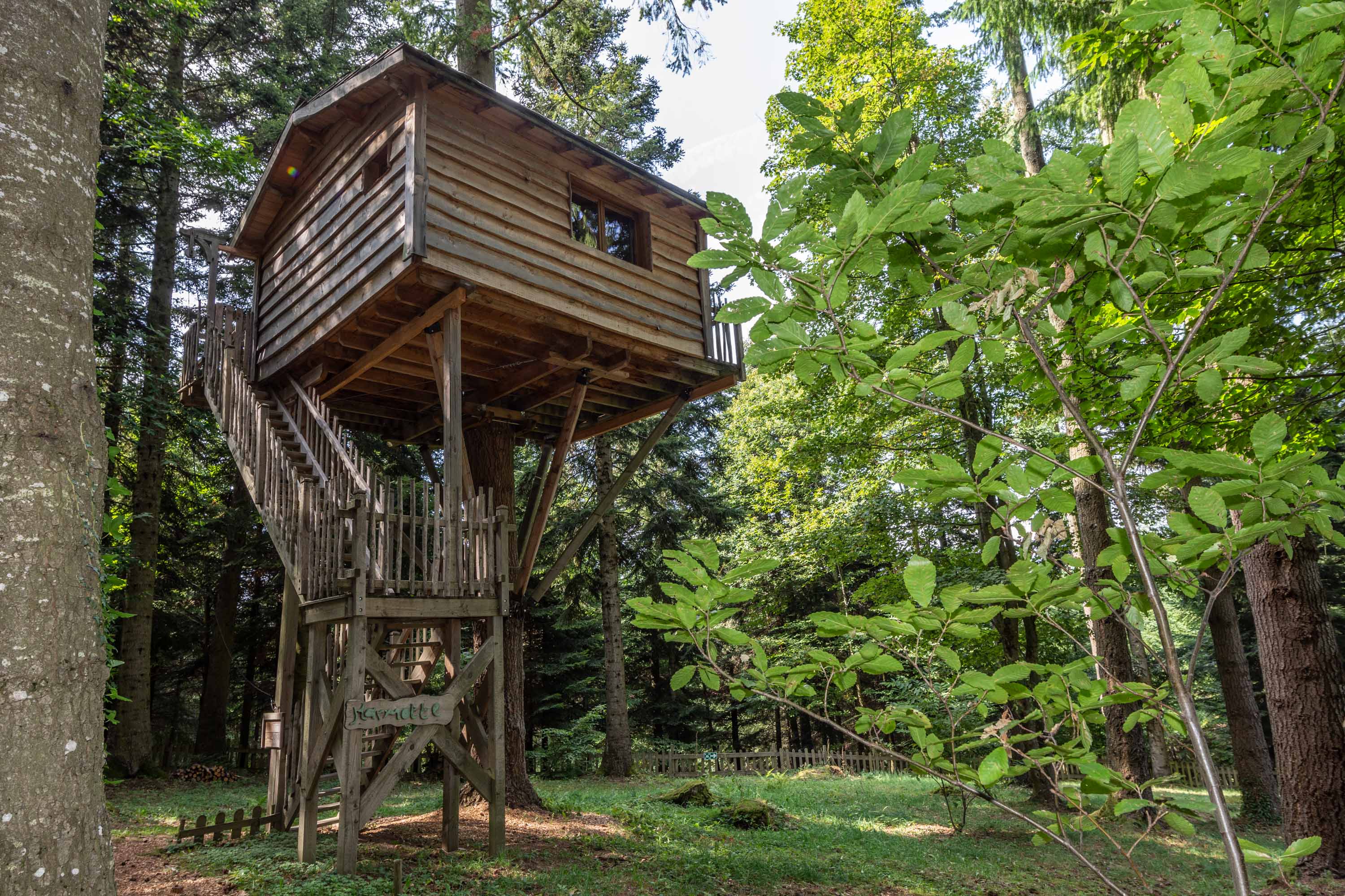 Cabane Marmotte : une expérience suspendue dans les arbres à Saint-Julien-Labrousse — détail architectural