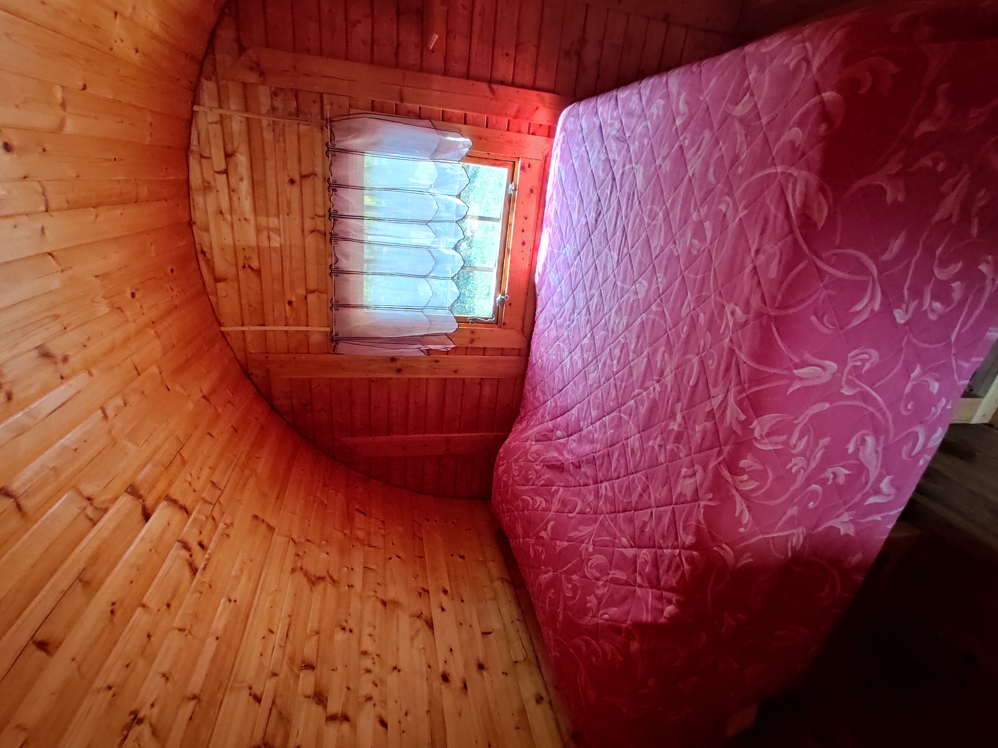 Le Tonneau du Nid'Oiselet — Hébergement insolite avec spa en Vaucluse à Fontaine-de-Vaucluse — salle de bain