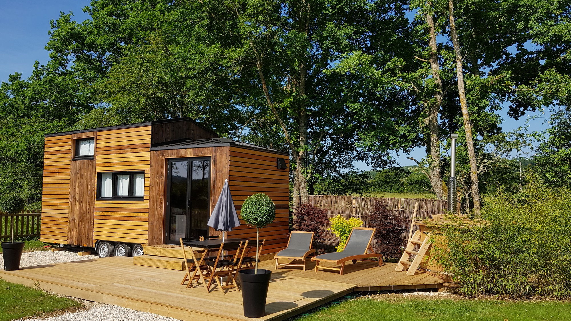 Tiny house moderne avec spa privatif en Bourgogne à Chassey — espace de vie