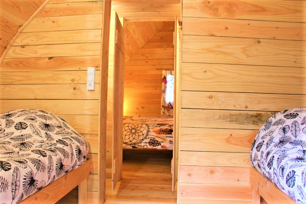 Cabane châtaigne Coutinelle perchée sur terrasse Cévenole à Peyremale — vue intérieure