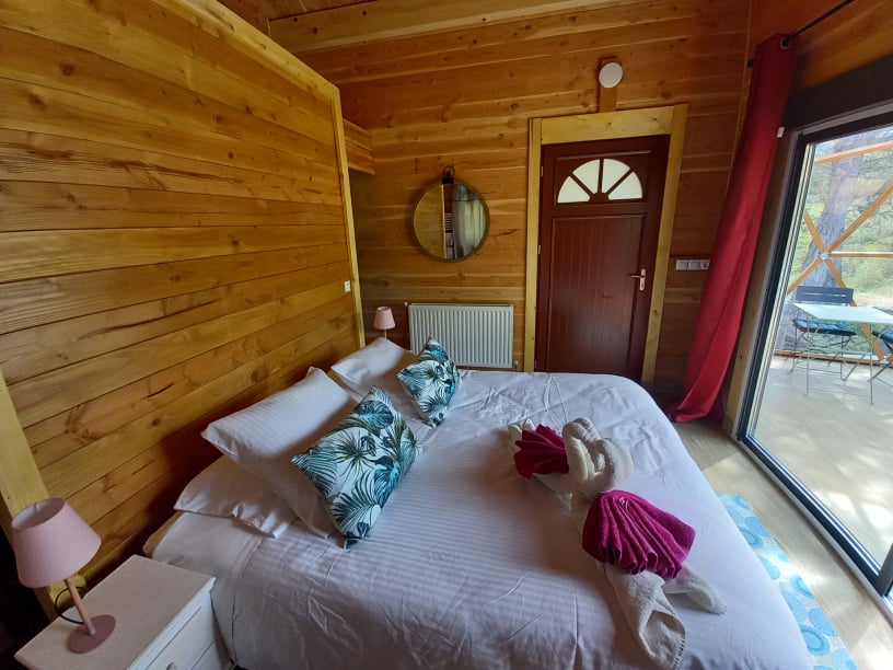 Évasion romantique dans une cabane bulle avec spa en pleine nature à Saint Pierre D’Argençon — vue intérieure