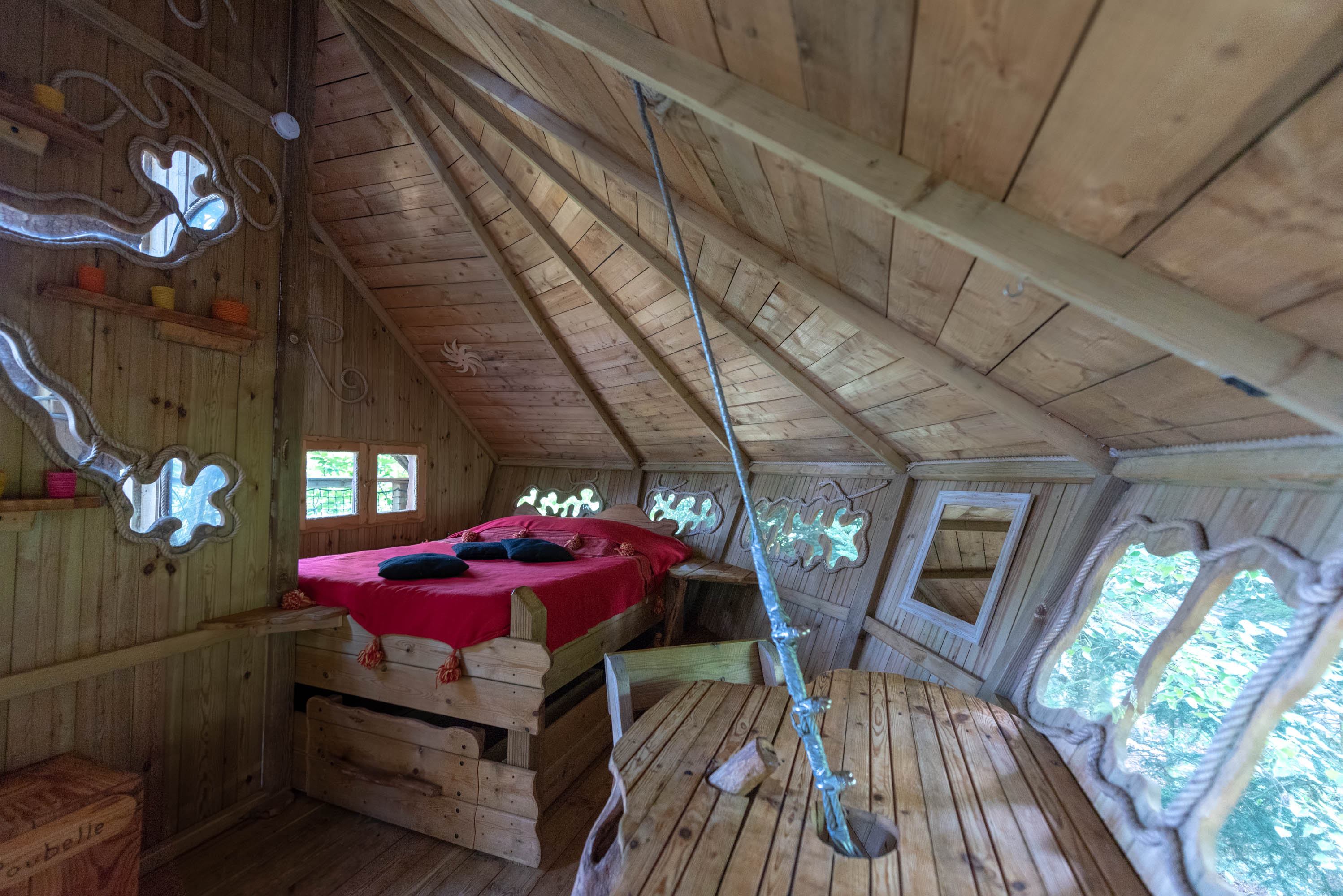 Cabane Ecureuil : une immersion dans les arbres en Rhône-Alpes à Saint-Julien-Labrousse — cuisine