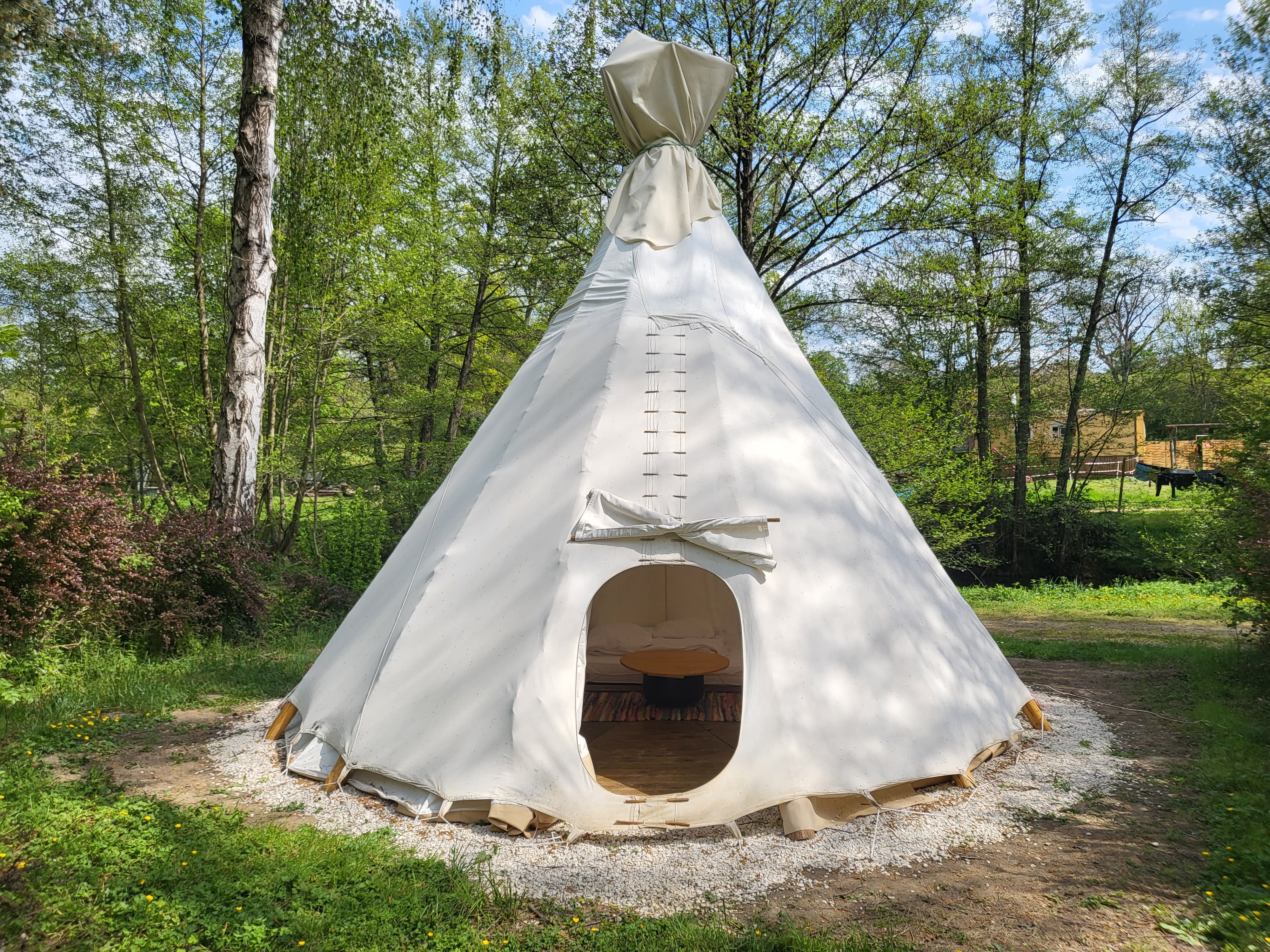 Le Tipi : une expérience immersive en Auvergne à Huriel — salle de bain