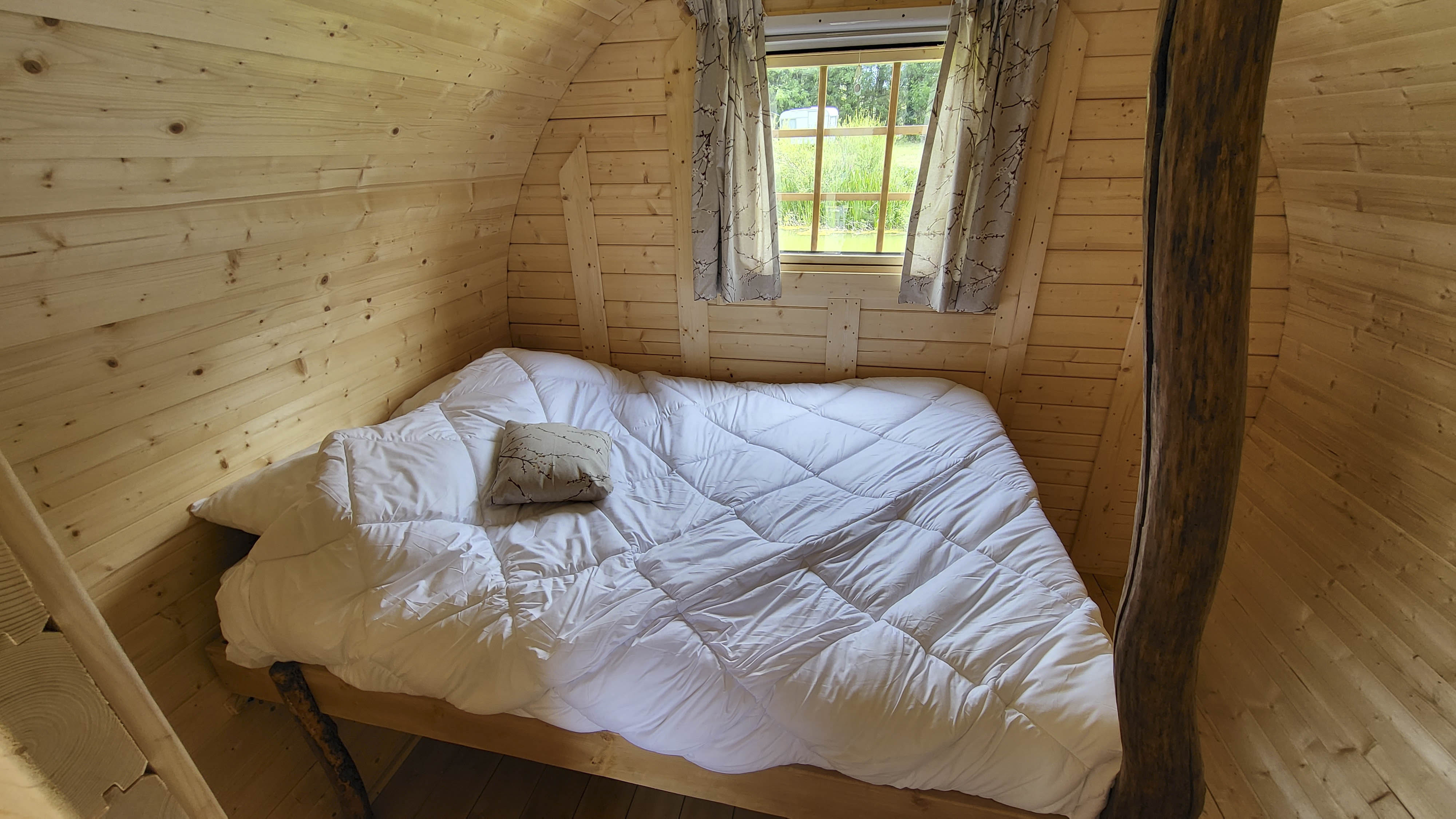 Cabane Le Forestier : une expérience flottante en Lorraine à Givrauval — espace de vie