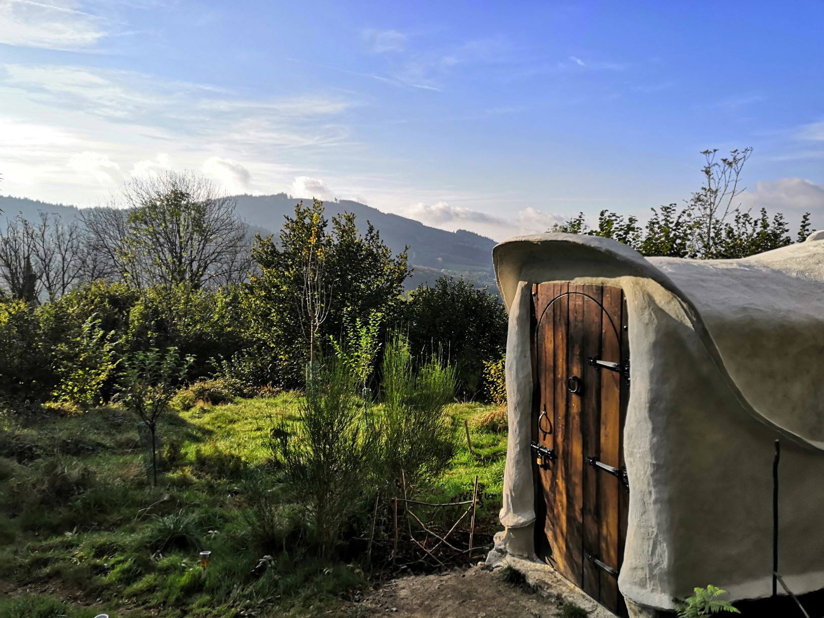 La Kerterre des Grillons : un refuge insolite en Auvergne à St Nicolas Des Biefs — espace de vie