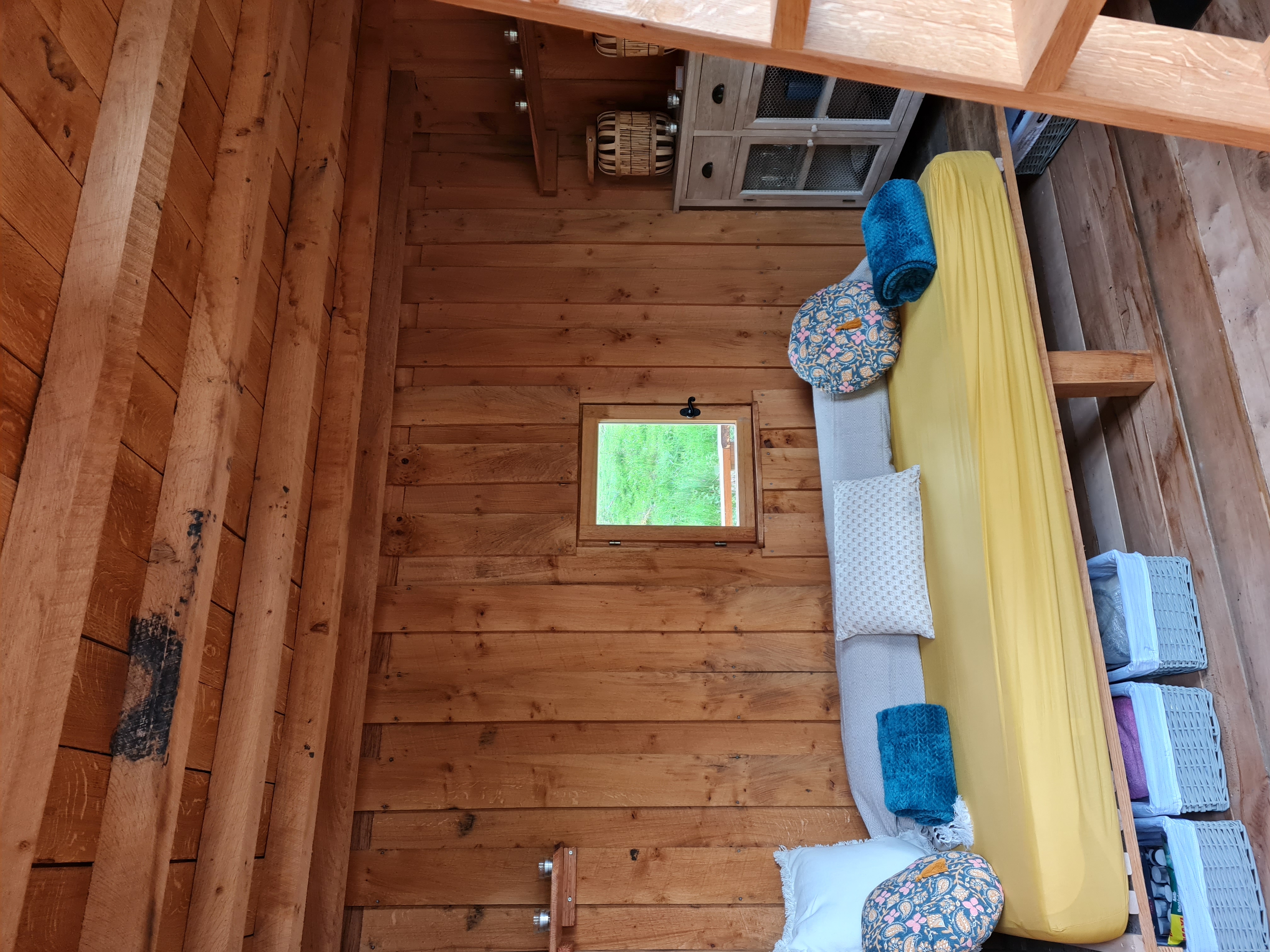 Cabane du Beau-Regard : une immersion au cœur de la nature en Bourgogne à Saint-Didier-Sur-Arroux — vue depuis la terrasse