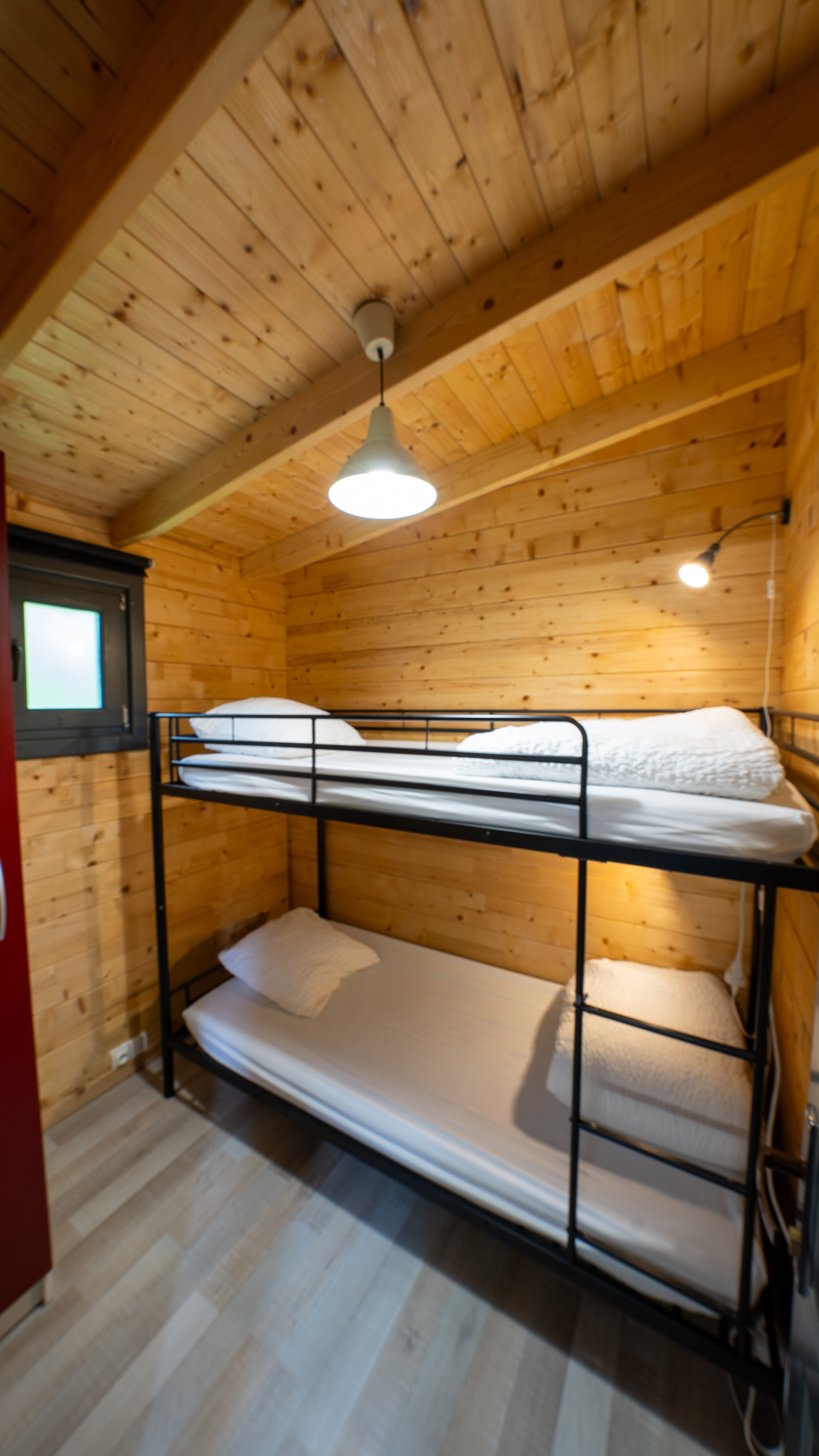 La Cabane familiale D’Hansel : un refuge enchanteur en Champagne-Ardenne à Bar Sur Aube — cuisine
