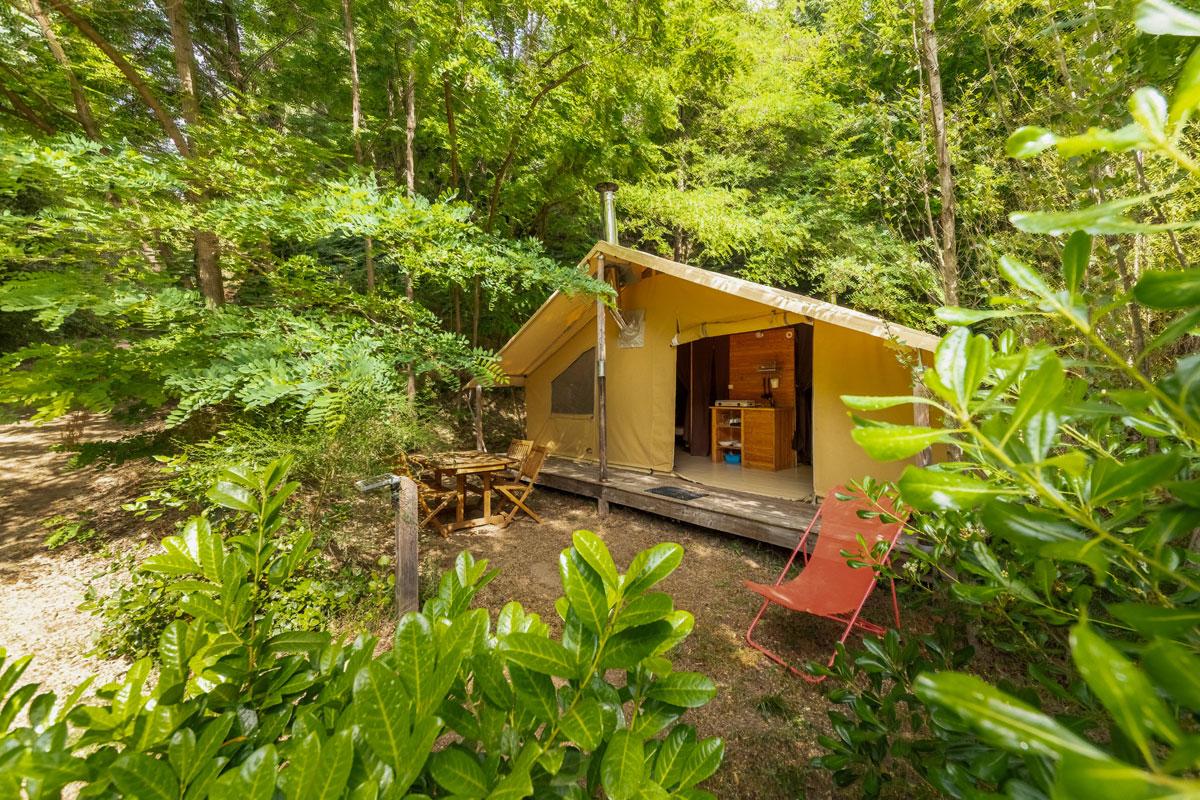 Tente Canadienne avec poêle à bois — Tipi confortable à Gard à Saint-Jean-du-Gard — vue intérieure
