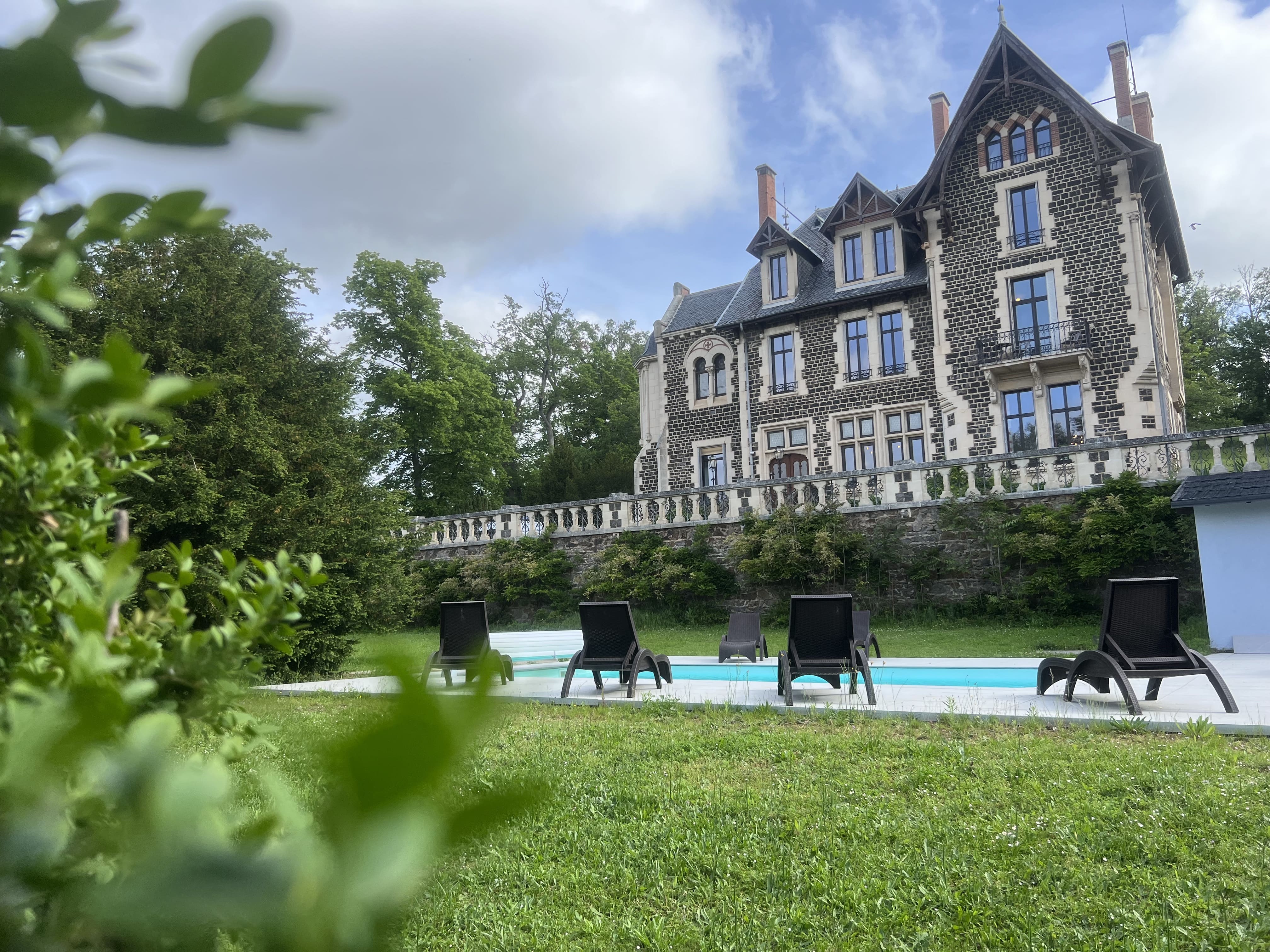 Chambre "Rêve de Panda roux" — Hébergement avec spa à Puy-de-Dôme à Orcines — vue intérieure