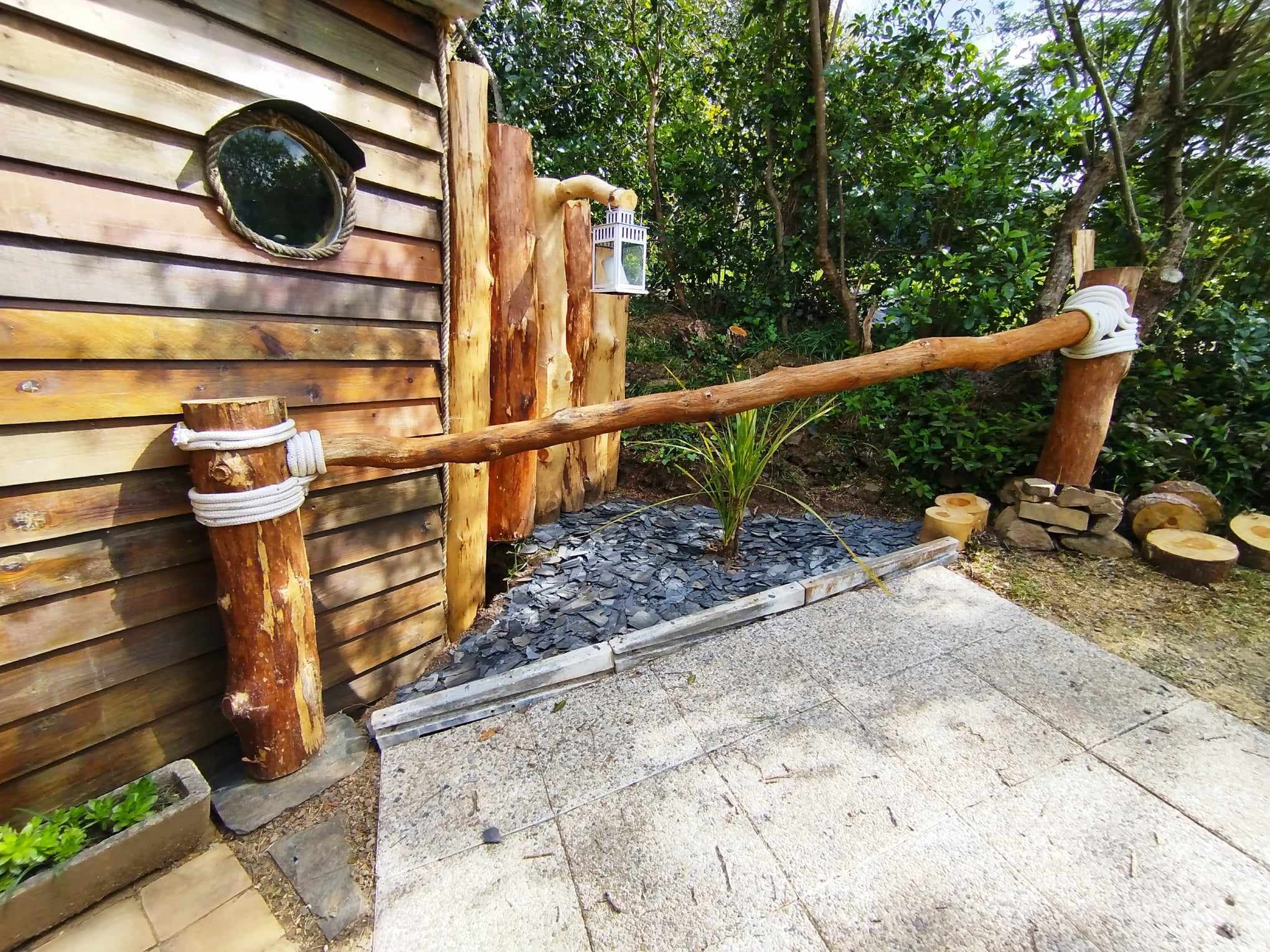 La Cabane du Menez : une évasion enchantée en Bretagne à Hôpital-Camfrout — cuisine