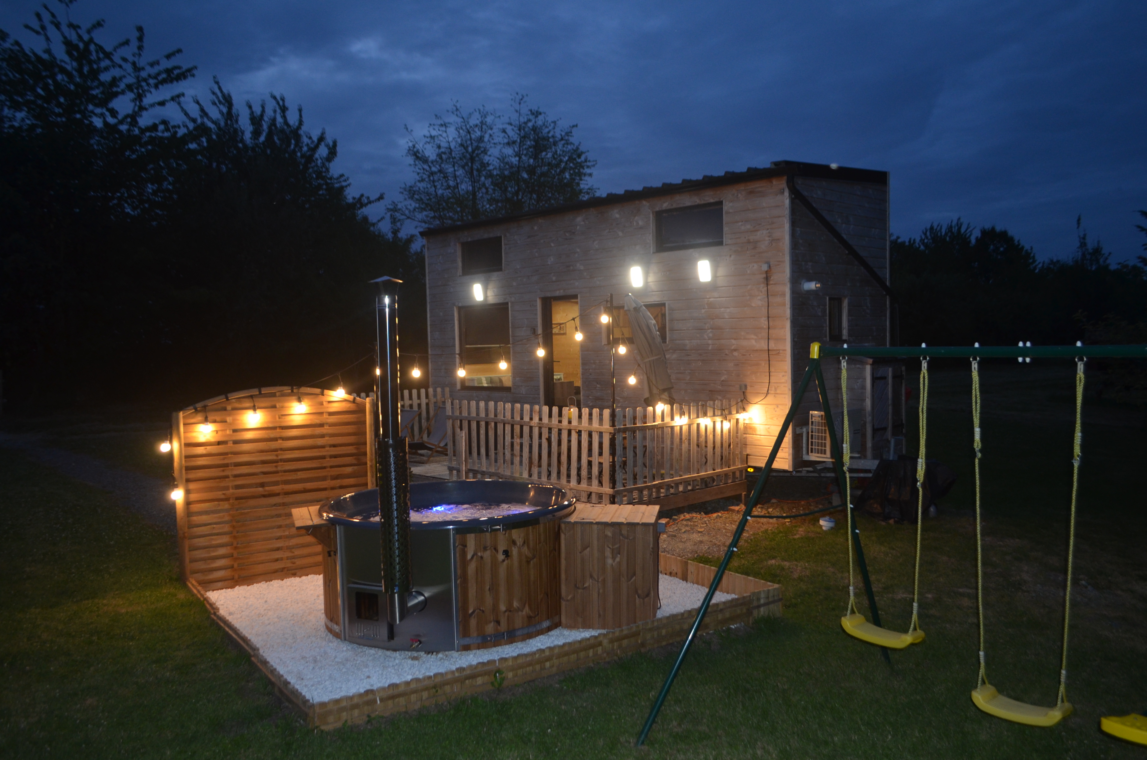 Tiny house moderne avec spa en Pays de la Loire à Gennes Longuefuye — vue intérieure