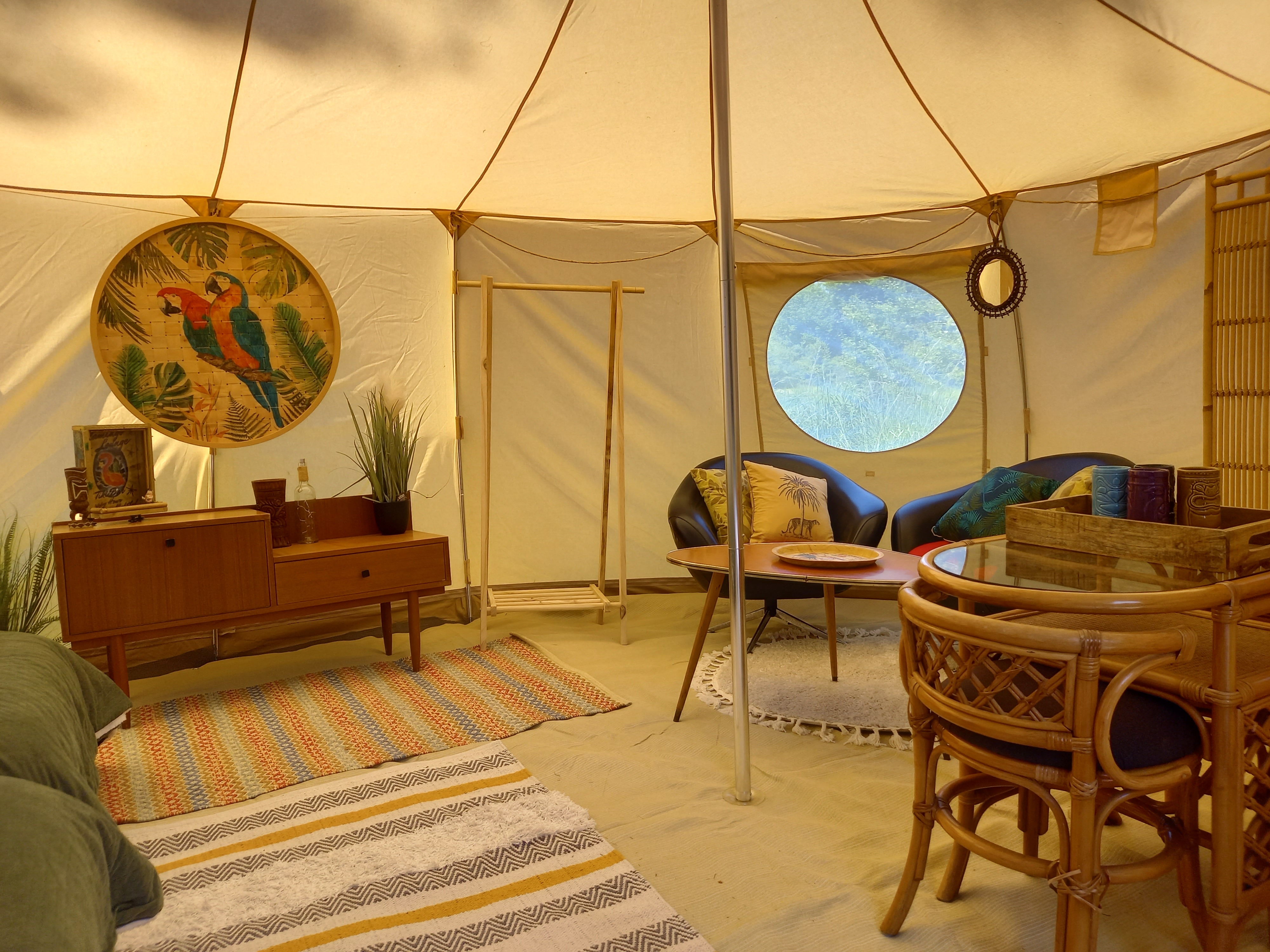 Tente Tiki — Séjour romantique avec spa à Allier à Vichy — salle de bain