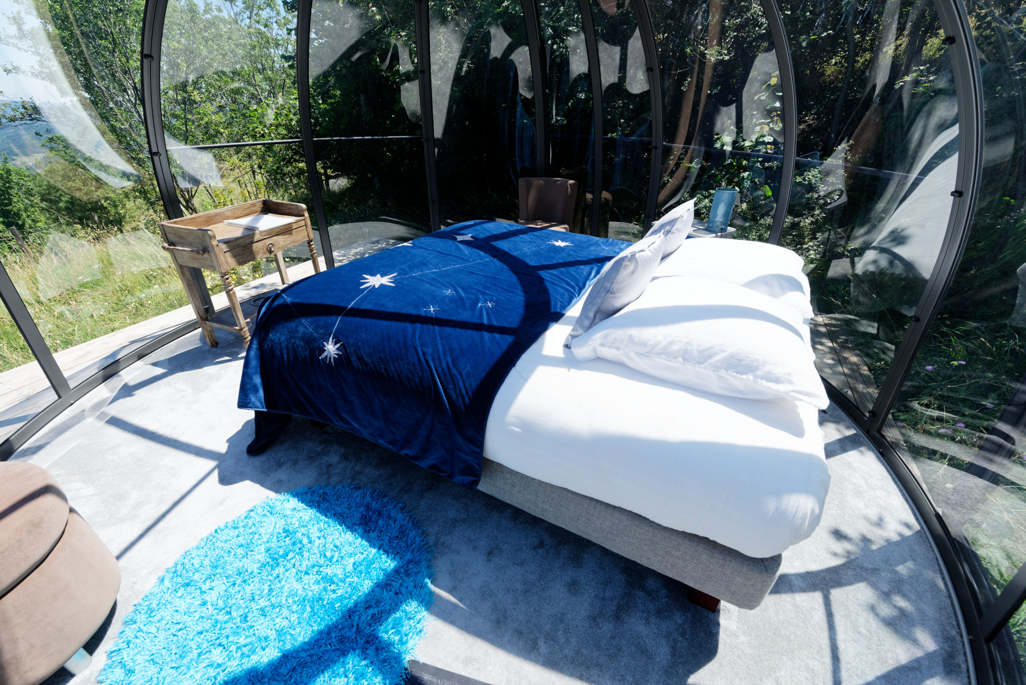 Dôme Céleste : une expérience immersive au cœur des cimes à Jaunac — chambre