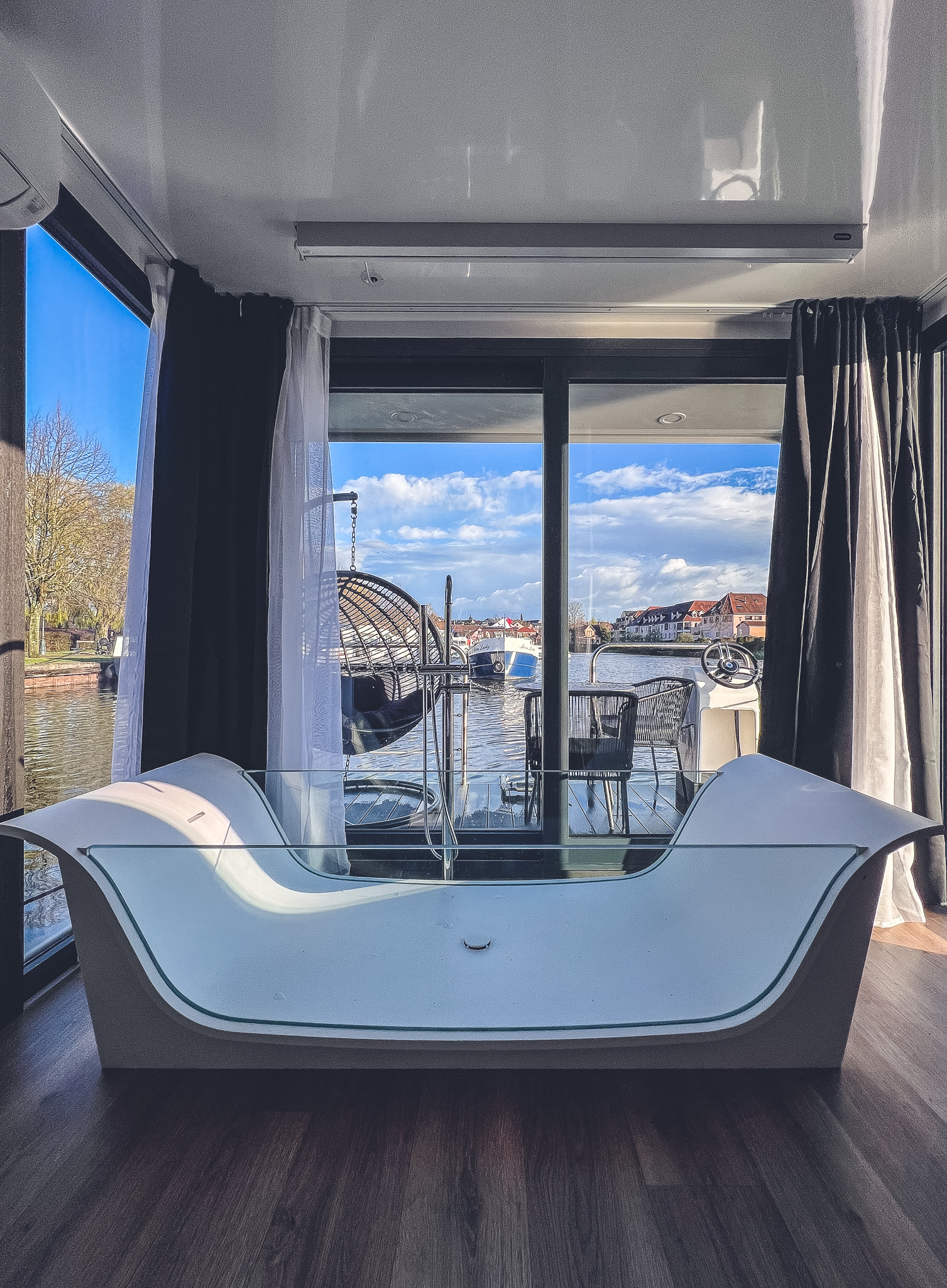 Évasion en suite flottante avec spa et sauna en Alsace à Saverne — espace de vie