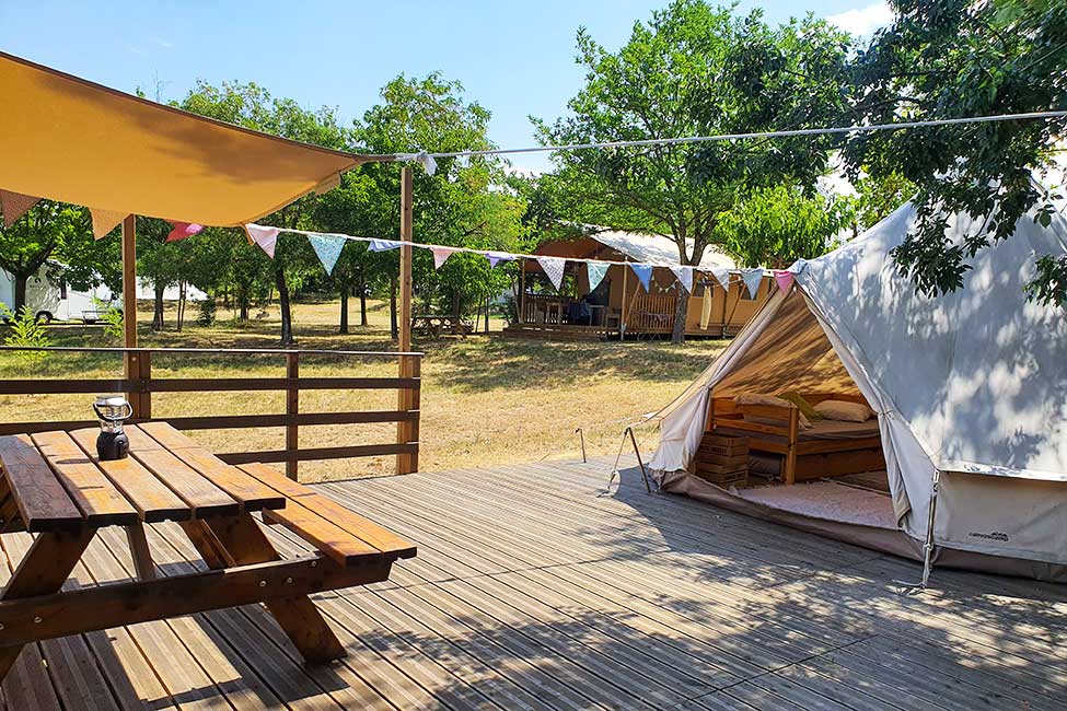 Tipi en Cévennes — Glamping avec spa au Camping du Mas Cauvy à Peyrolles-en-Cévennes — espace de vie