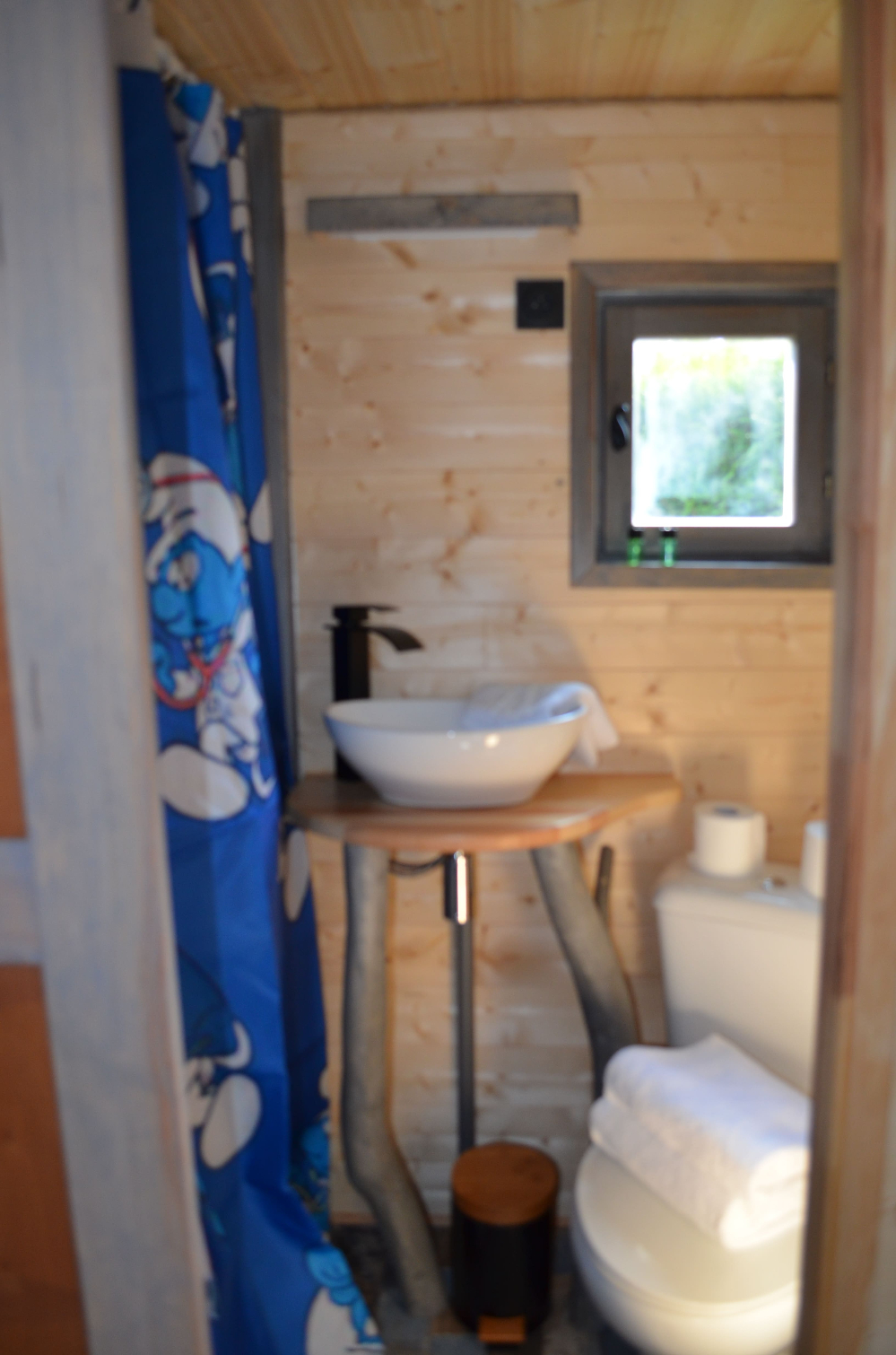 La Cabane Kyara : une expérience insolite en pleine nature à Bar Sur Aube — salle de bain