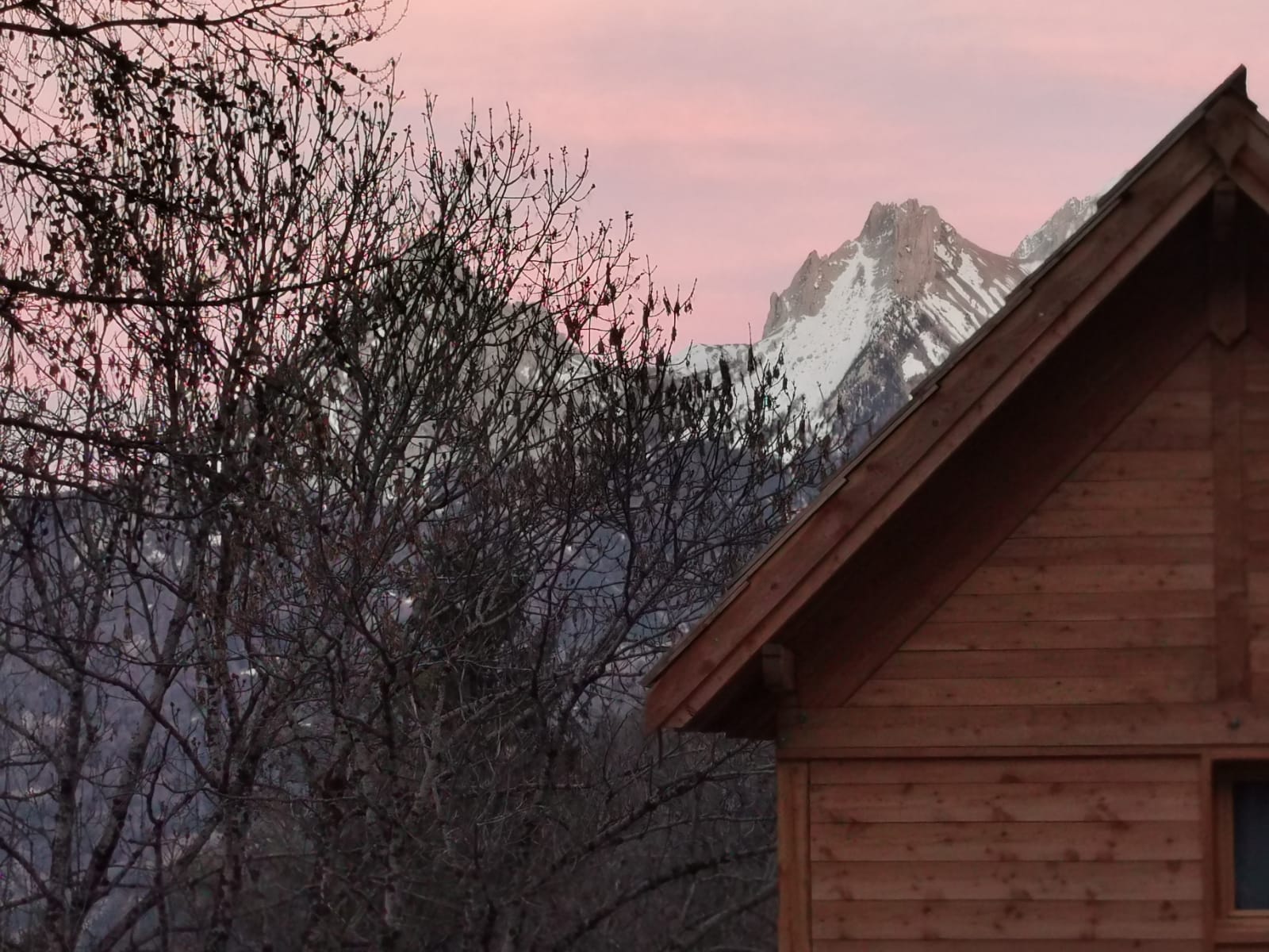 Cabane Les Séolanes : une escapade perchée en pleine nature à Le Lauzet Ubaye — vue depuis la terrasse