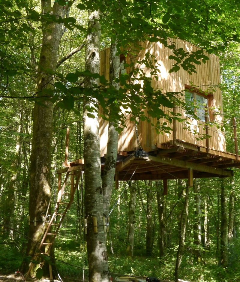 La Cabane des Troglodytes : un refuge suspendu en Franche-Comté à Mont Sous Vaudrey — chambre