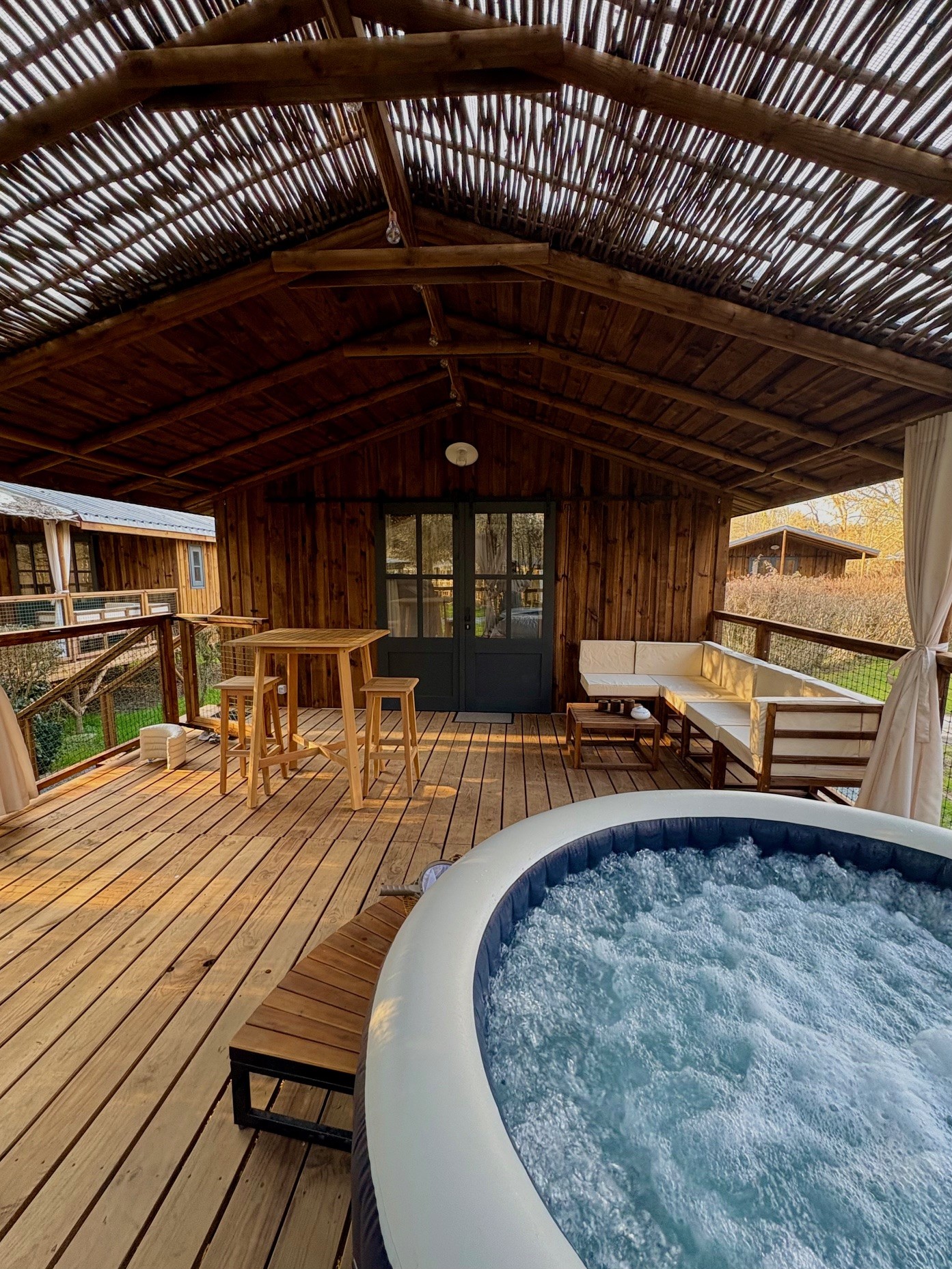 Évasion romantique dans une cabane avec jacuzzi en Aquitaine à Saint-Astier — vue intérieure