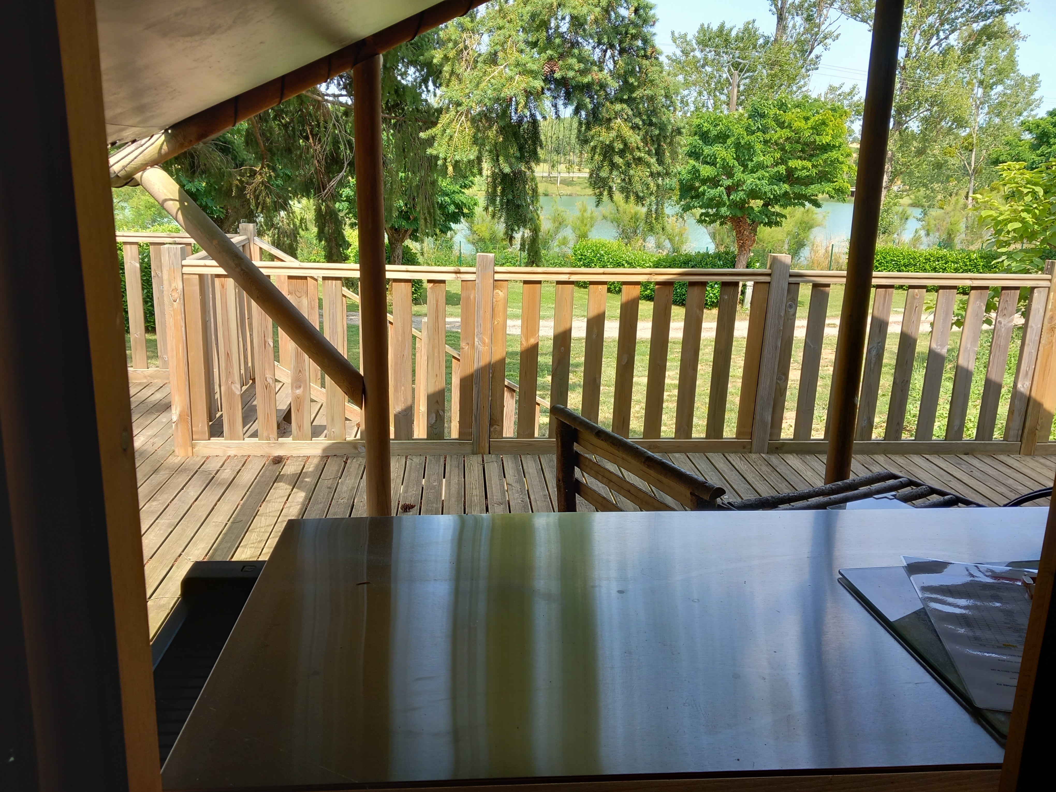 La Cabane Familiale du Trappeur — Cabane sur pilotis avec vue sur le lac à Tarn à Rabastens — chambre