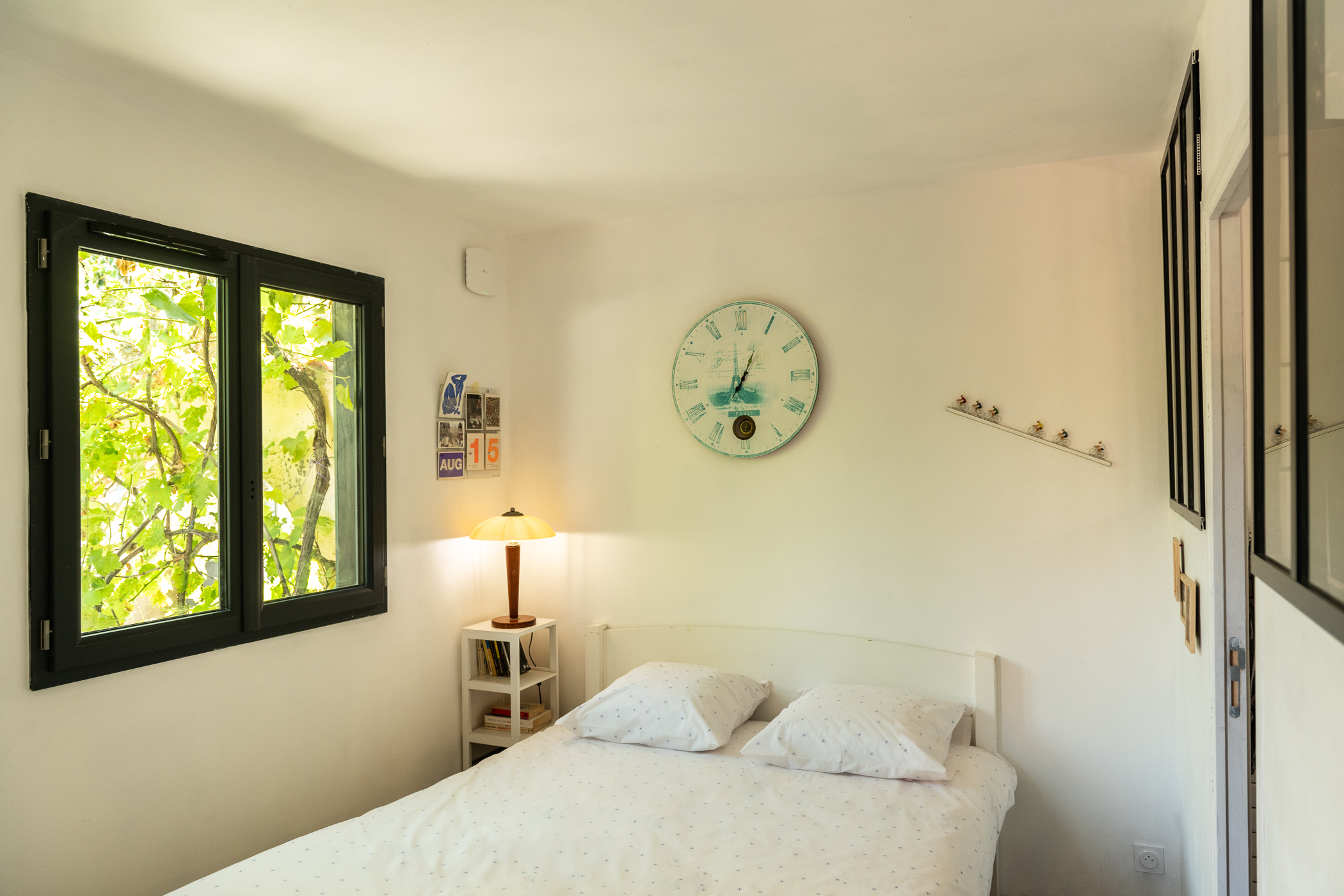 Douce France : une tiny house moderne au cœur de la nature à Le Gue D'allere — espace de vie