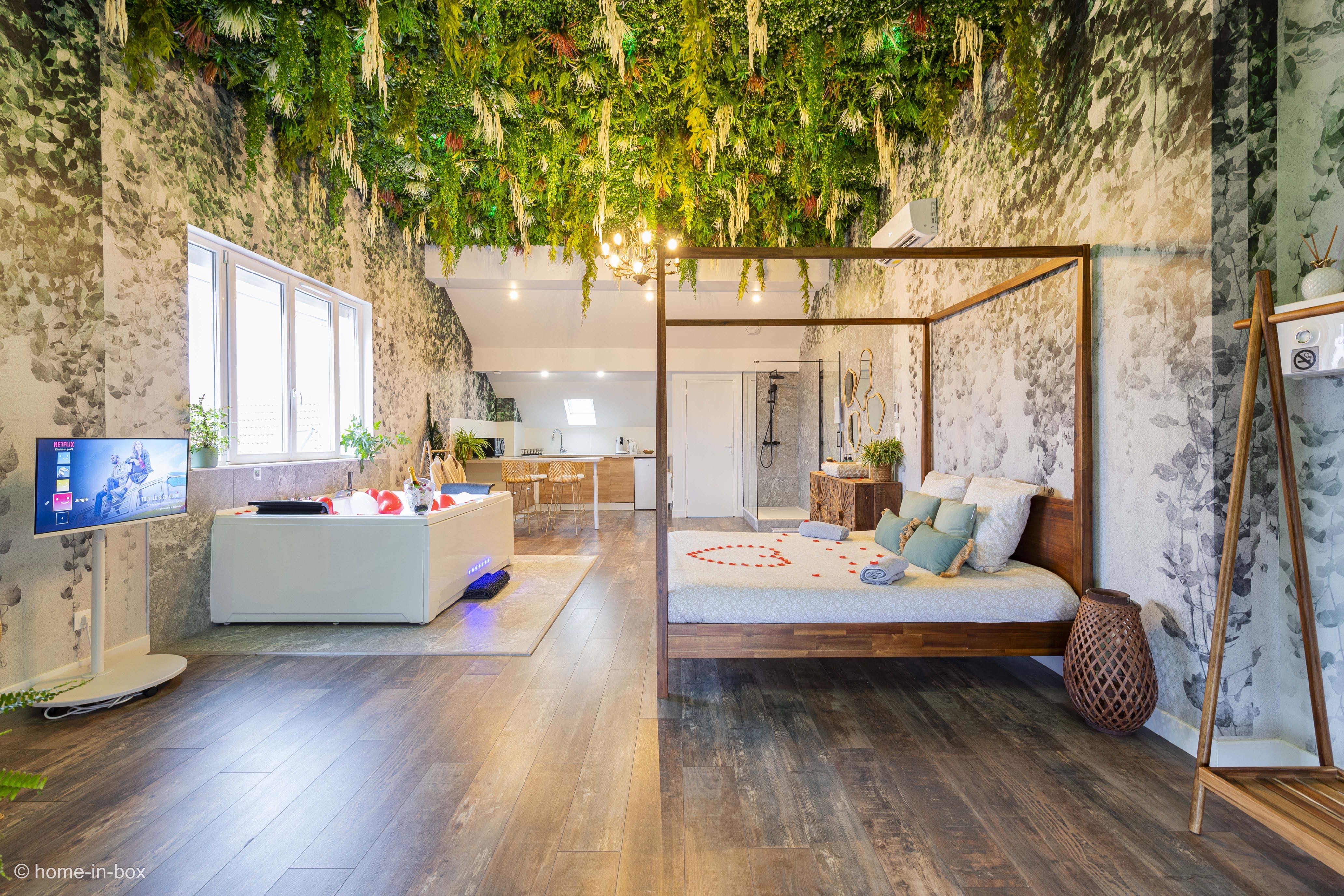 Suite Jungle Palace — Séjour romantique avec jacuzzi à Nanteuil-lès-Meaux à Nanteuil-lès-Meaux — vue intérieure