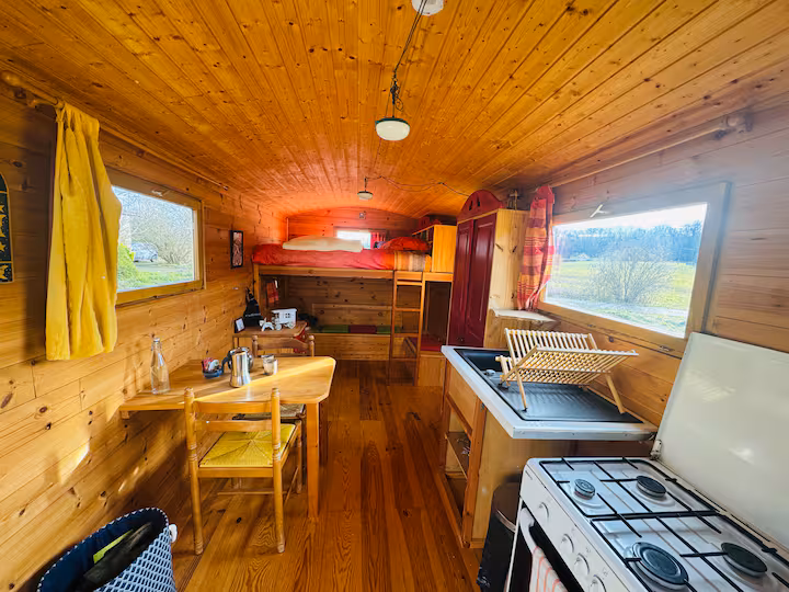 La petite roulotte de Vallin — Roulotte cosy avec vue dégagée à Torchefelon (Isère) à Torchefelon — salle de bain