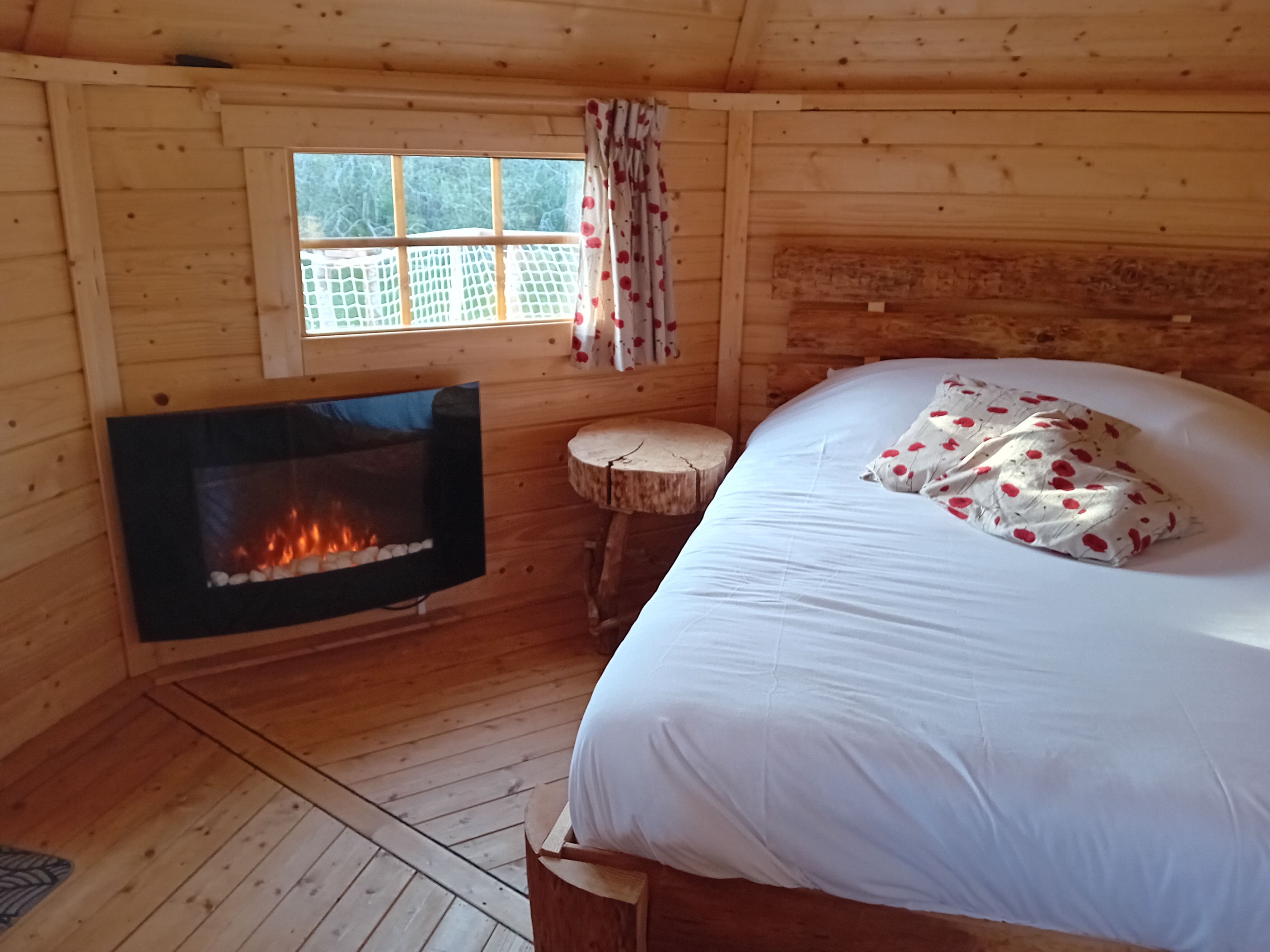 Le Kota Convivial : une cabane flottante en pleine nature à Givrauval — vue intérieure