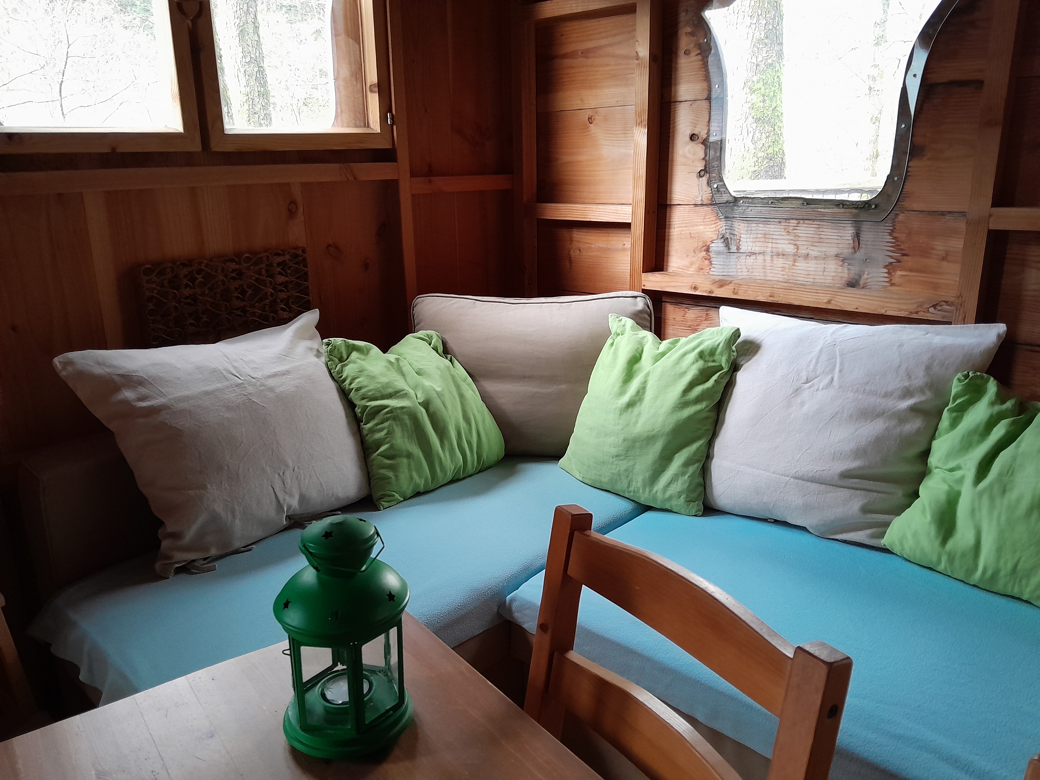 Cabane sur pilotis : le refuge du Trappeur en Alsace à Grandfontaine — cuisine