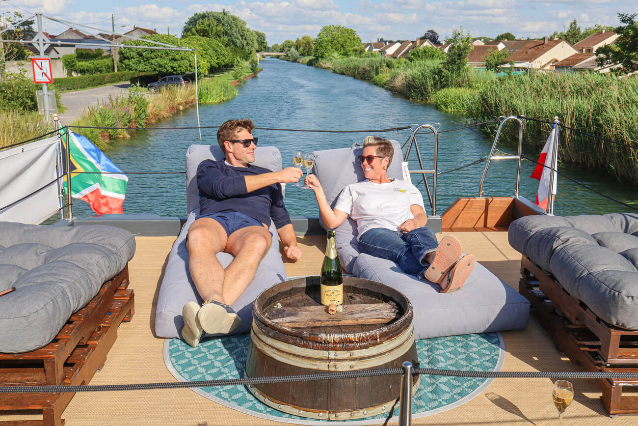 House Boat avec spa : une croisière sensorielle en Champagne à Ay Champagne — vue intérieure