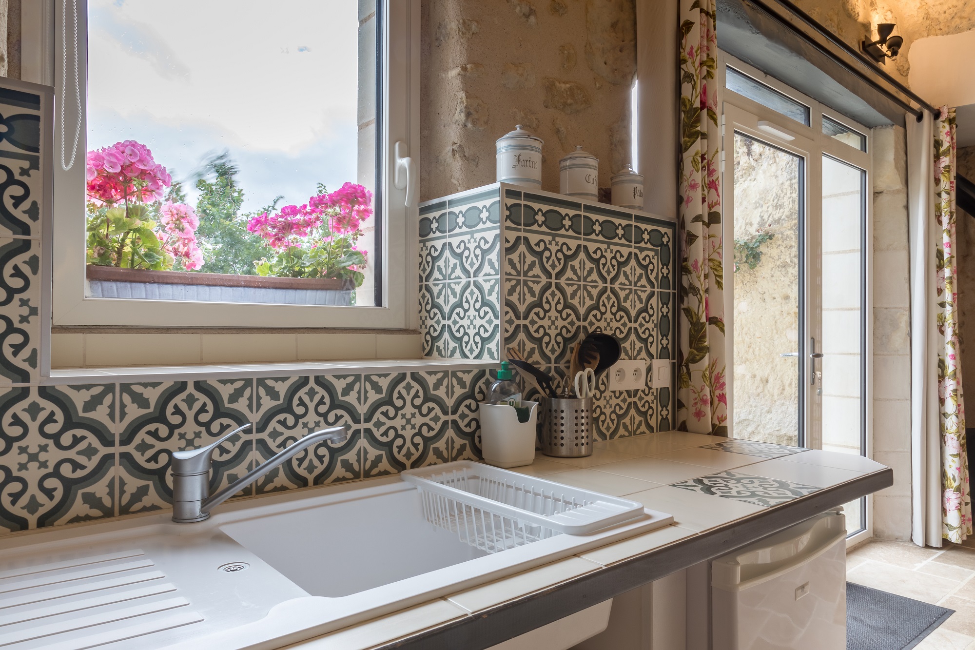 Évasion dans une maison troglodyte au cœur du Val de Loire à Noizay — cuisine