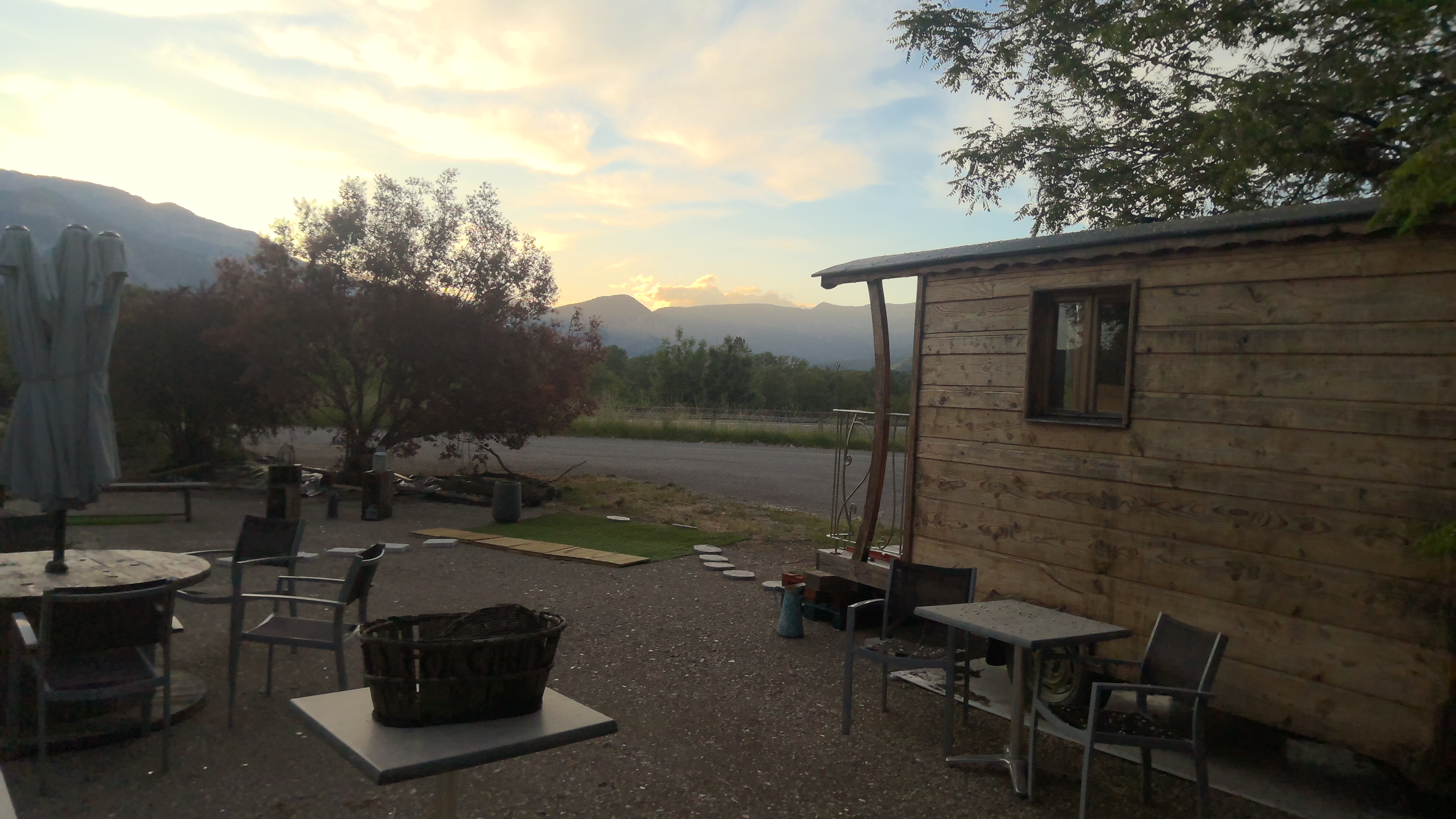 Roulotte face au Vercors — Séjour insolite avec terrasse à 2 pas de la Drôme à Loriol-sur-Drôme — chambre
