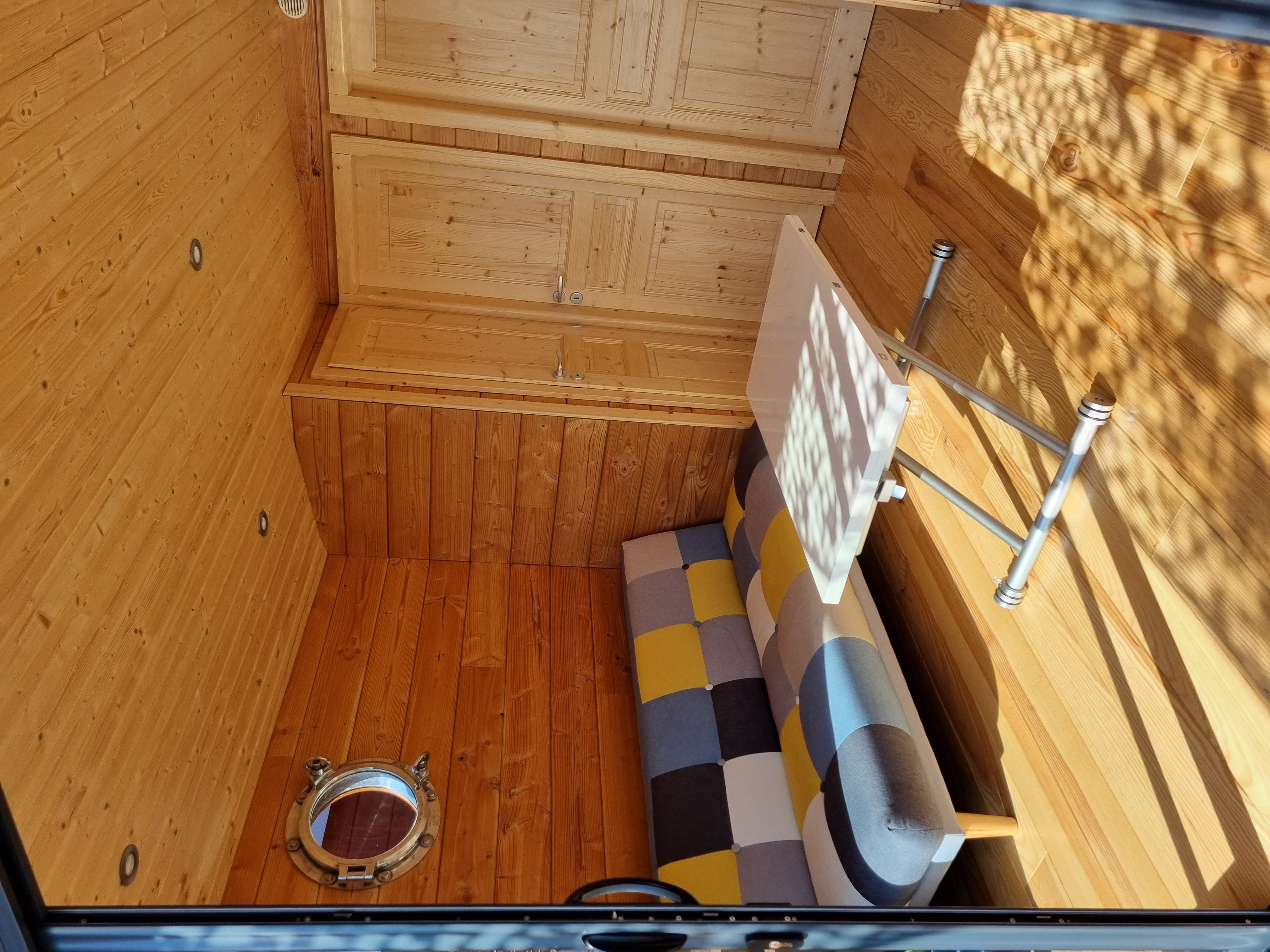 Lodge Boat 2 cabines : une cabane sur l'eau en Limousin à Peyrat Le Chateau — cuisine