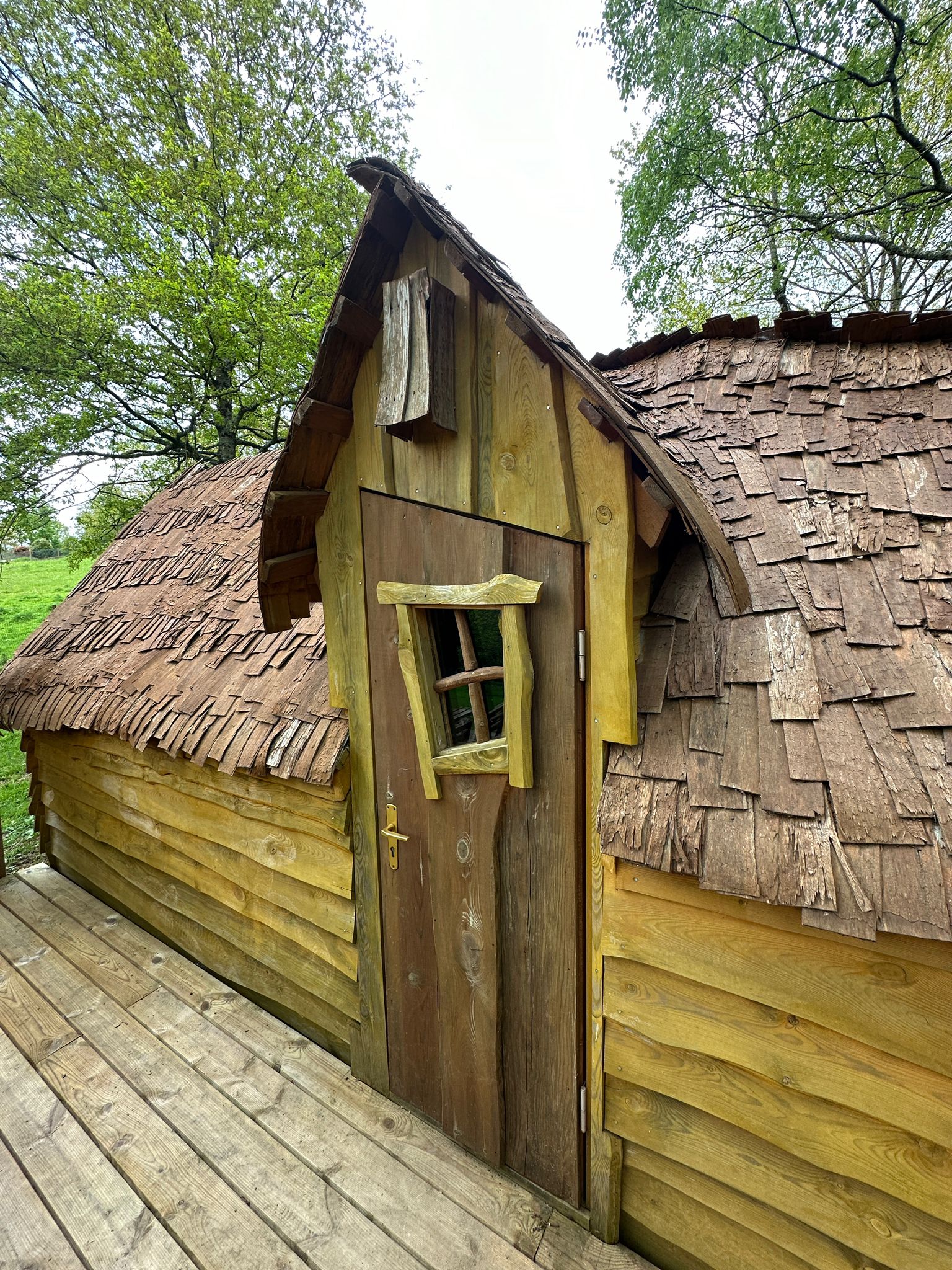 Cabane enchantée : une évasion féérique en Bretagne à Plumeliau — vue intérieure