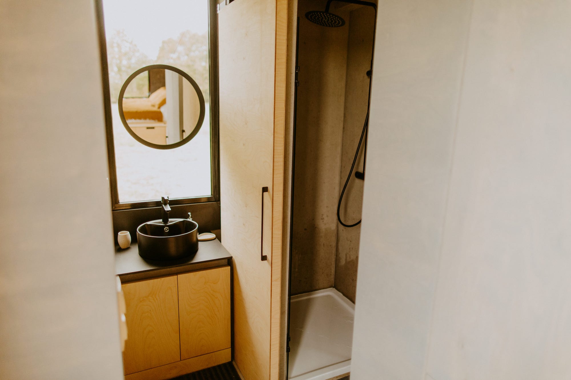 Parcel Tiny House — Évasion nature avec vue sur l'étang en Yonne à Auxerre — détail architectural