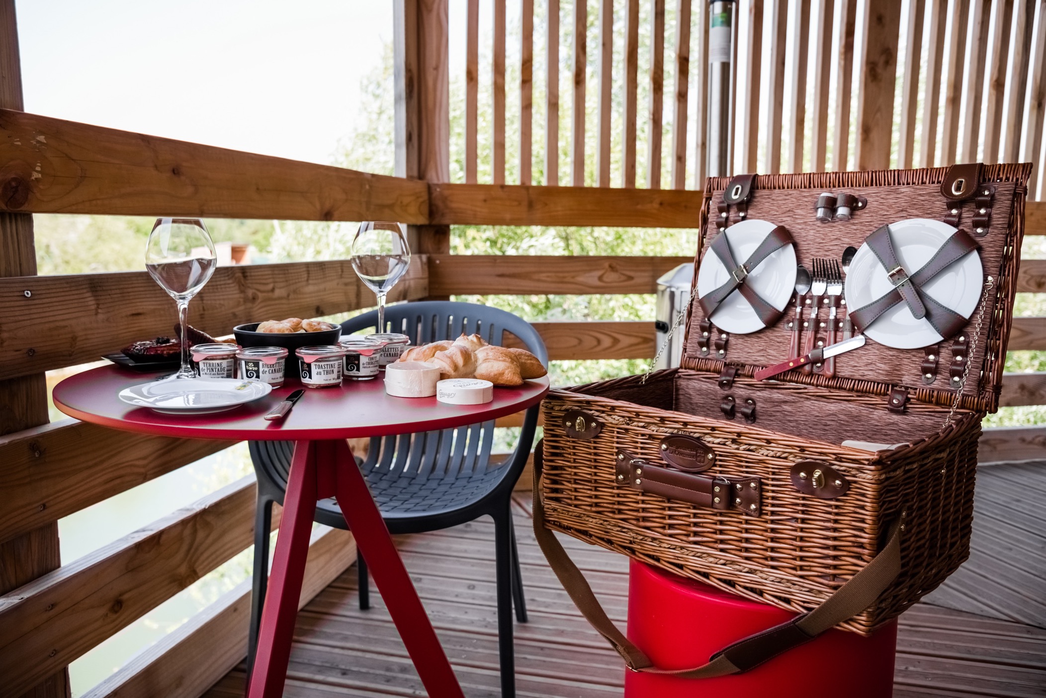 Lodge sur pilotis Duo avec spa et sauna privatif en Bourgogne à Chablis — vue depuis la terrasse