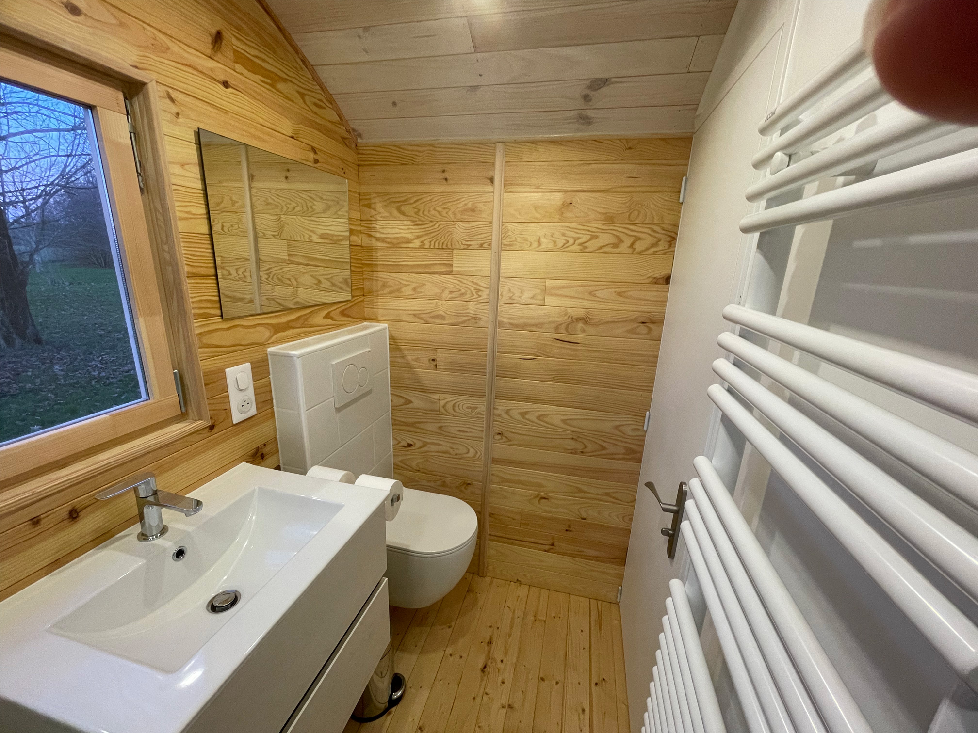 La Roulotte de la Clairière — Roulotte avec spa à Charente-Maritime à Grézac — détail architectural