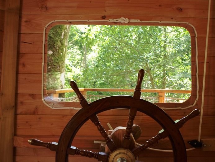 Cabane Vigie : une expérience suspendue dans les arbres à Cléder — cuisine