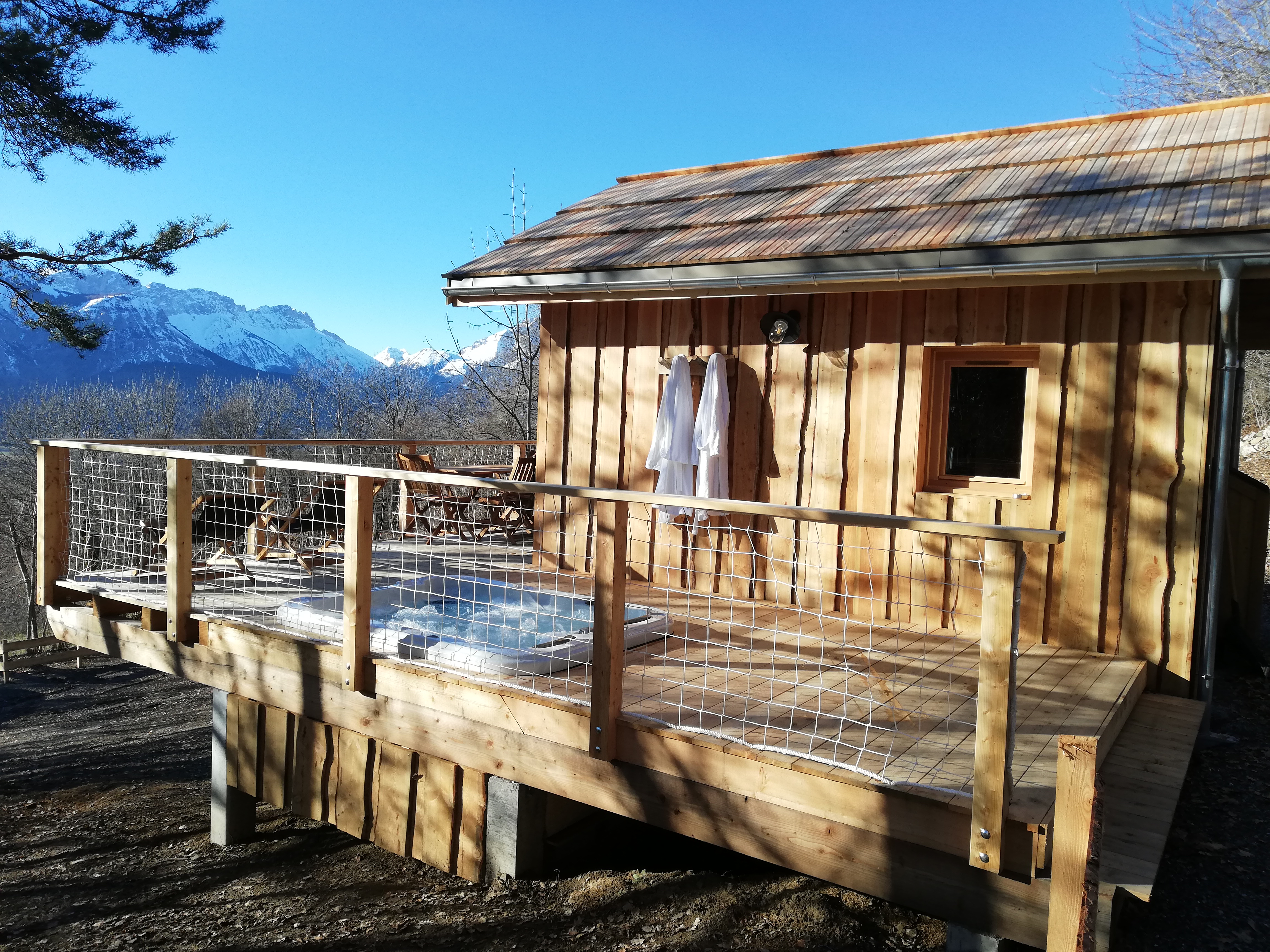 Cabane des Chastelas & Spa : une expérience unique en hauteur à St Julien En Champsaur — chambre