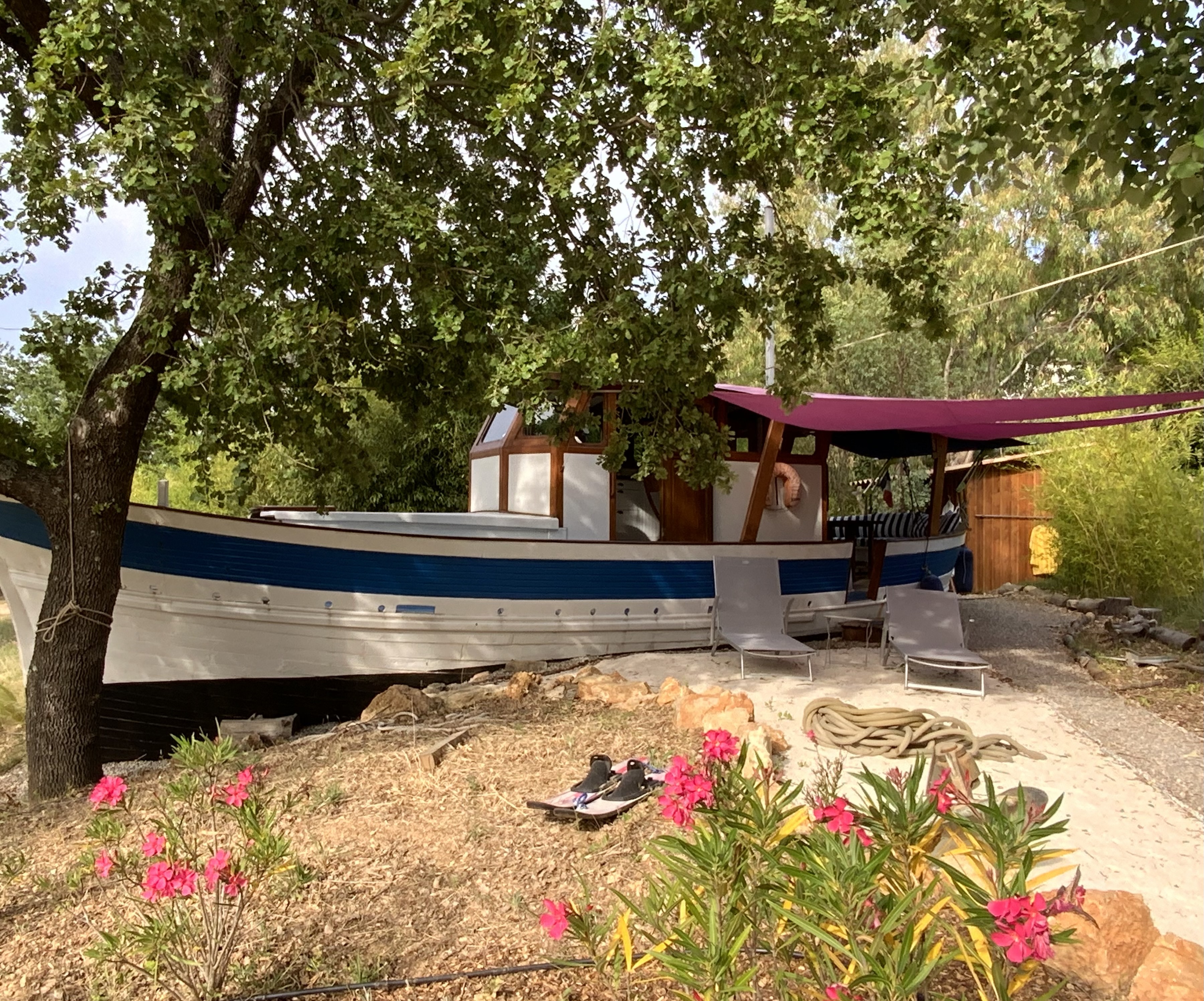 Vivez l'expérience unique du bateau Gérard L'Hermite en Provence à Figanières — salle de bain