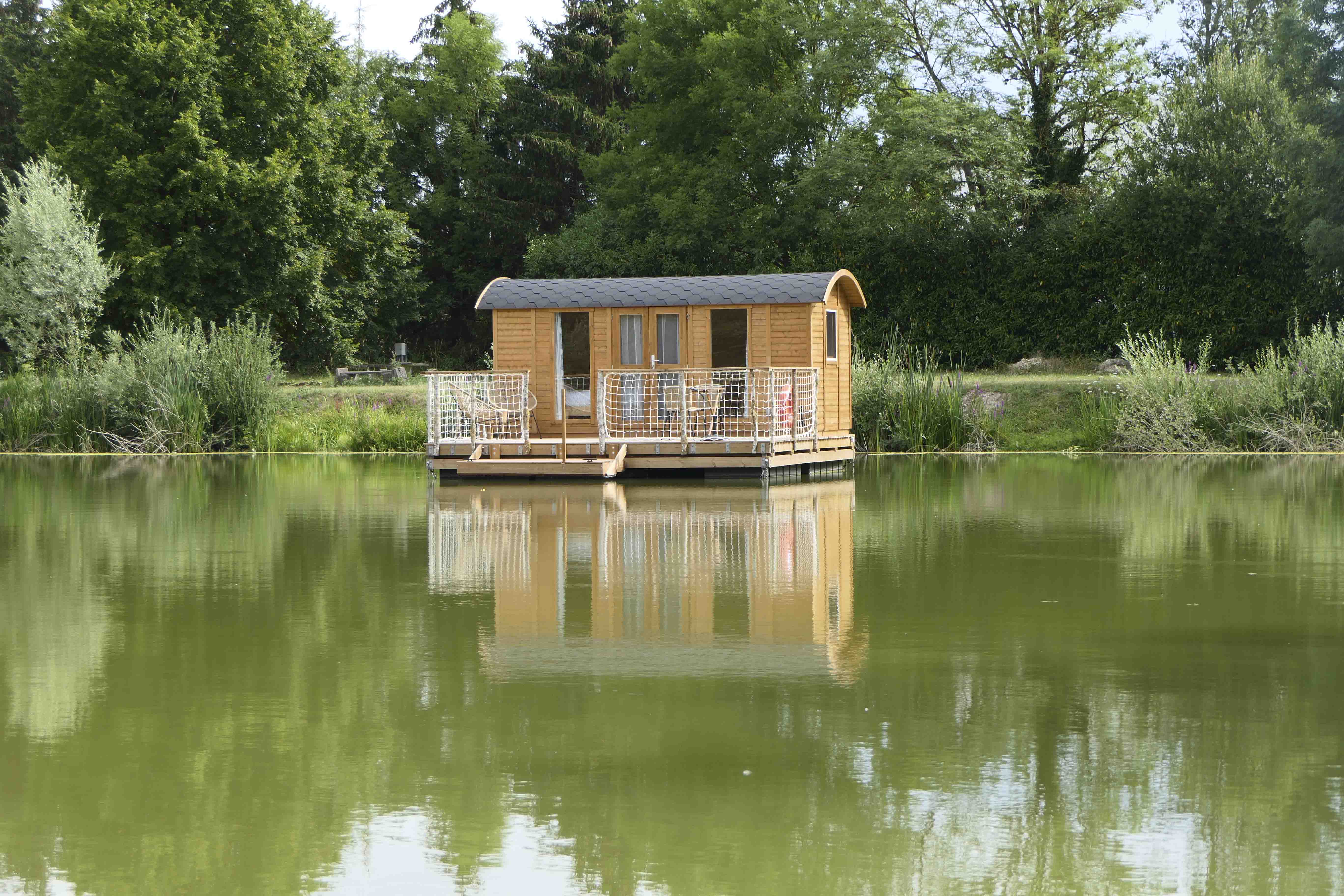 Le Panoramique Flambé : une cabane sur l'eau en Lorraine — Cabane à Givrauval