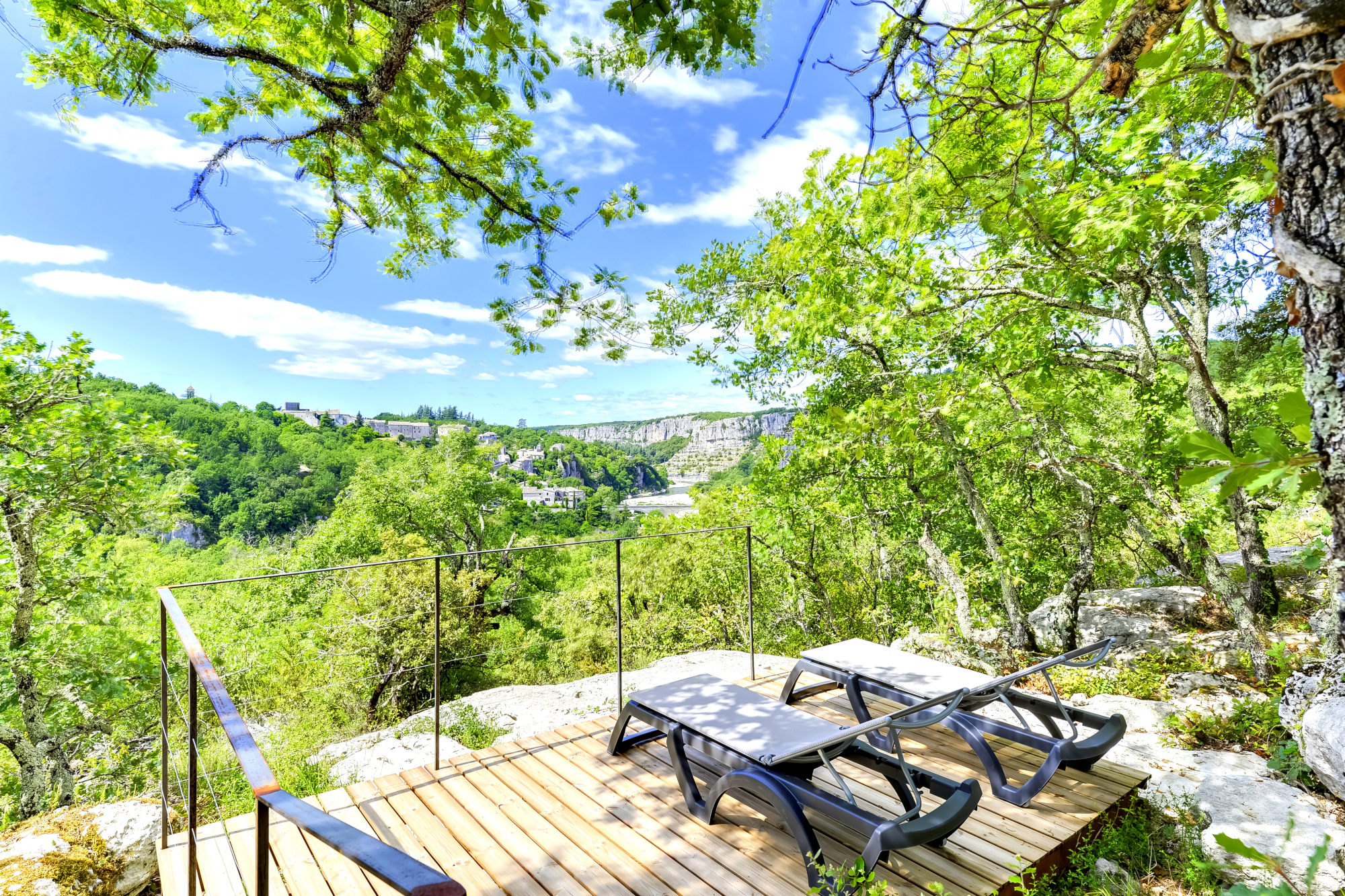 Les Chênes Verts : un écolodge enchanteur en pleine nature à Balazuc — espace de vie