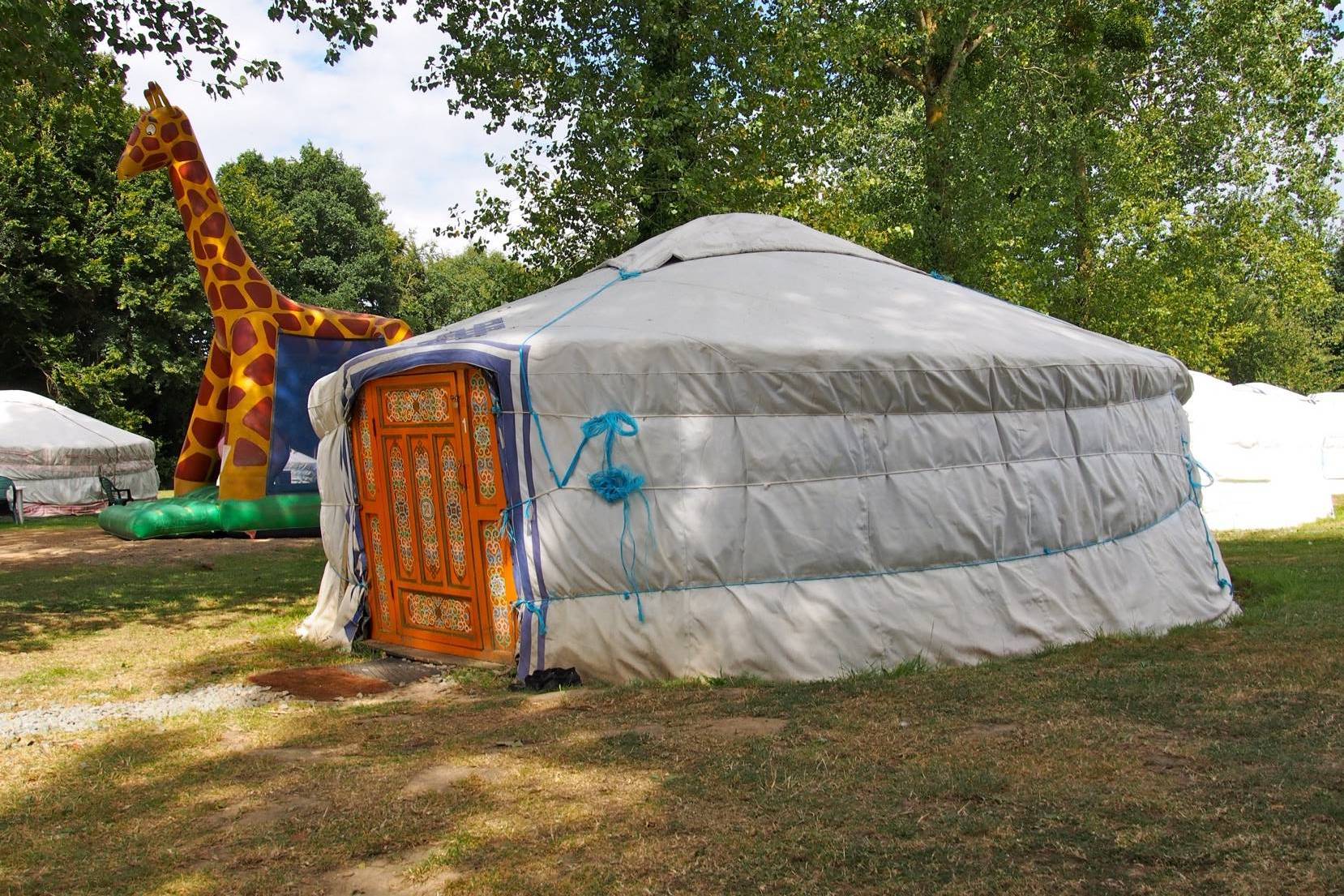 Yourte Mongole 2 — Séjour authentique avec spa en Côtes-d'Armor à Plounévez-Moëdec — chambre