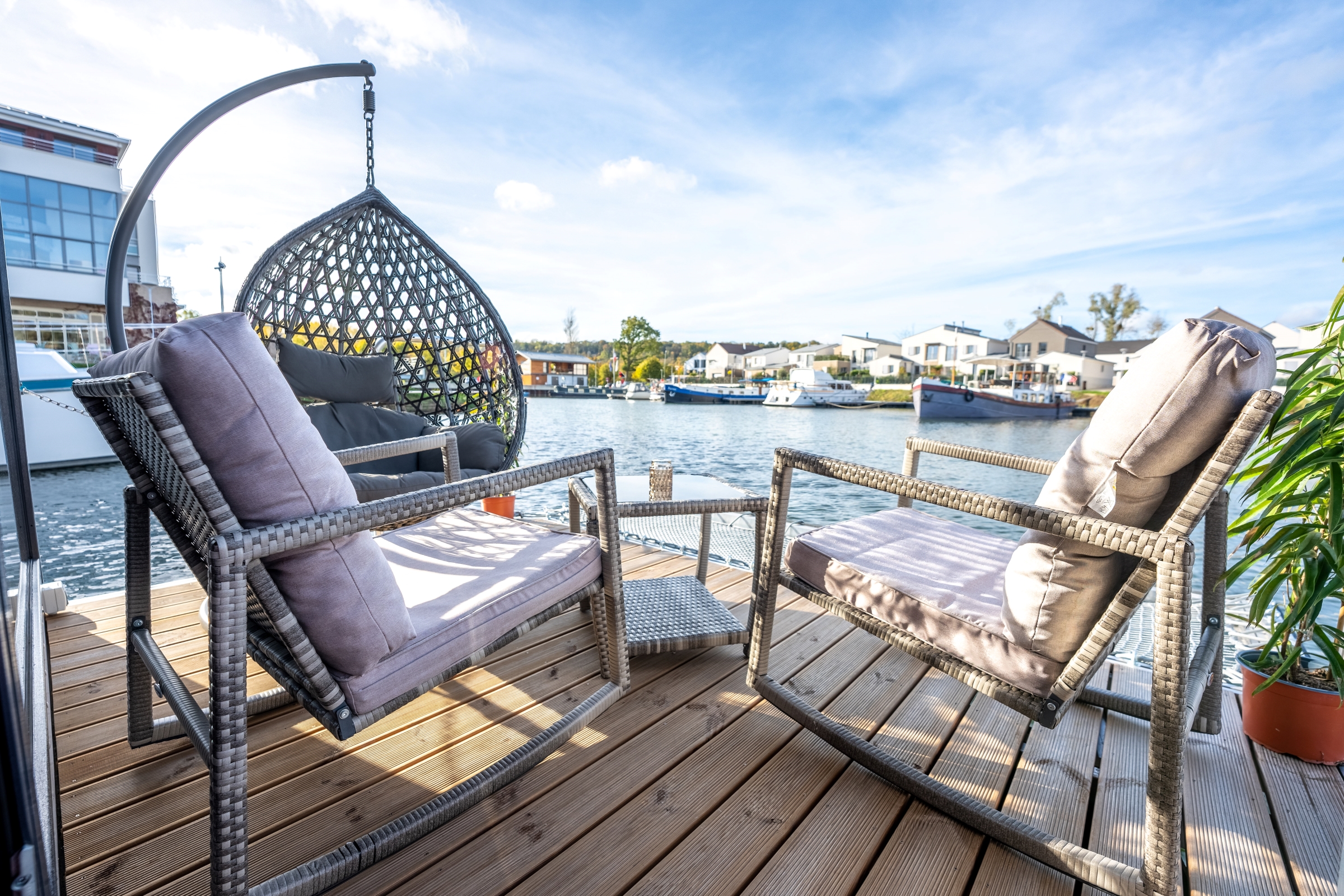 Photo 4/9 — Maison insolite « Suite flottante Lit king-size Balnéo — Maison insolite avec spa à L'Isle-Adam » à L'Isle-Adam…