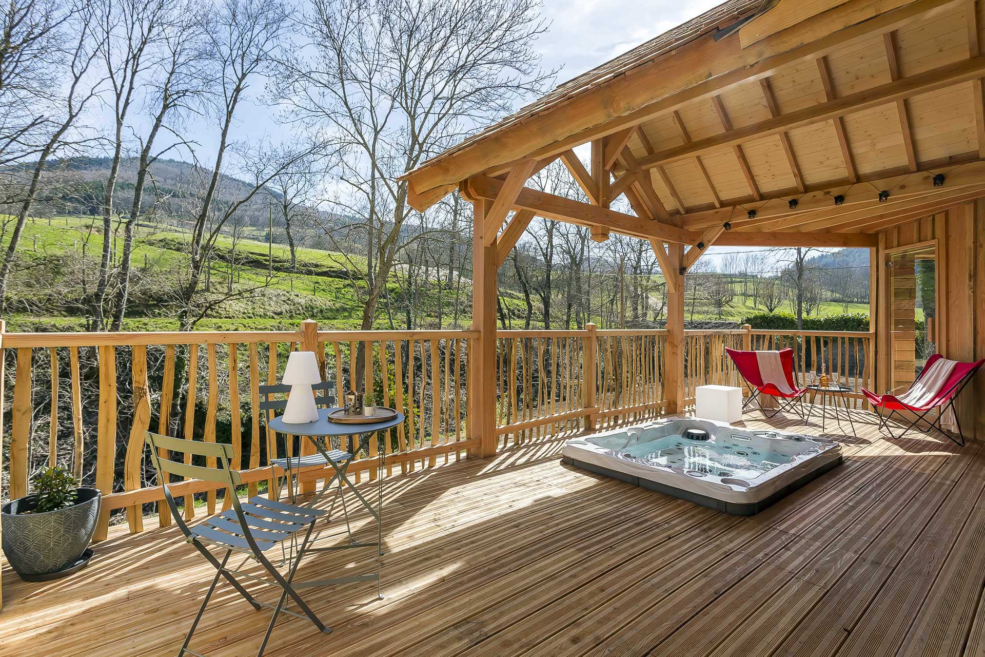 Cabane Laurier & SPA : une évasion suspendue au cœur des arbres à Satillieu — environnement naturel